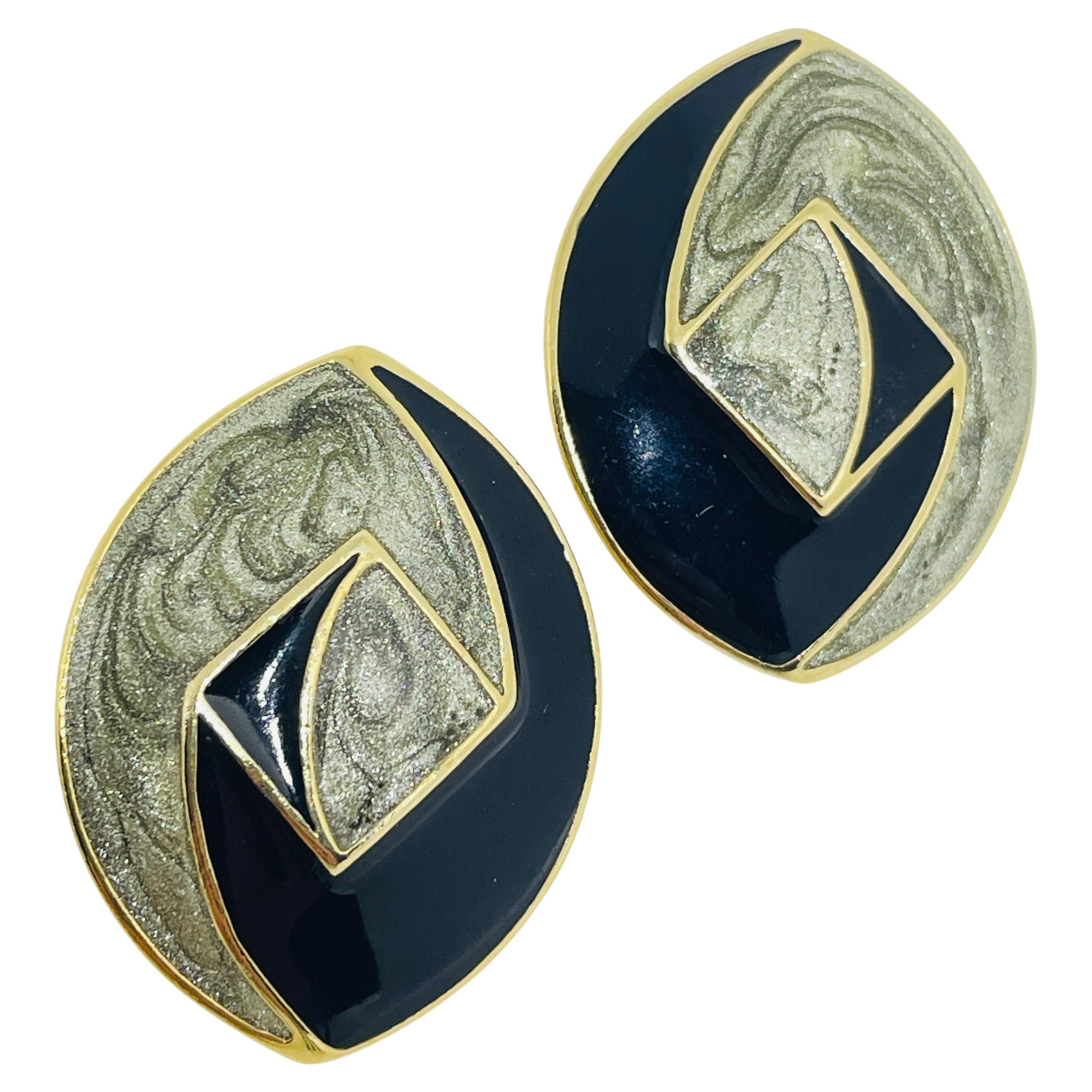 Orecchini a perno firmati Trifari, vintage, in smalto dorato