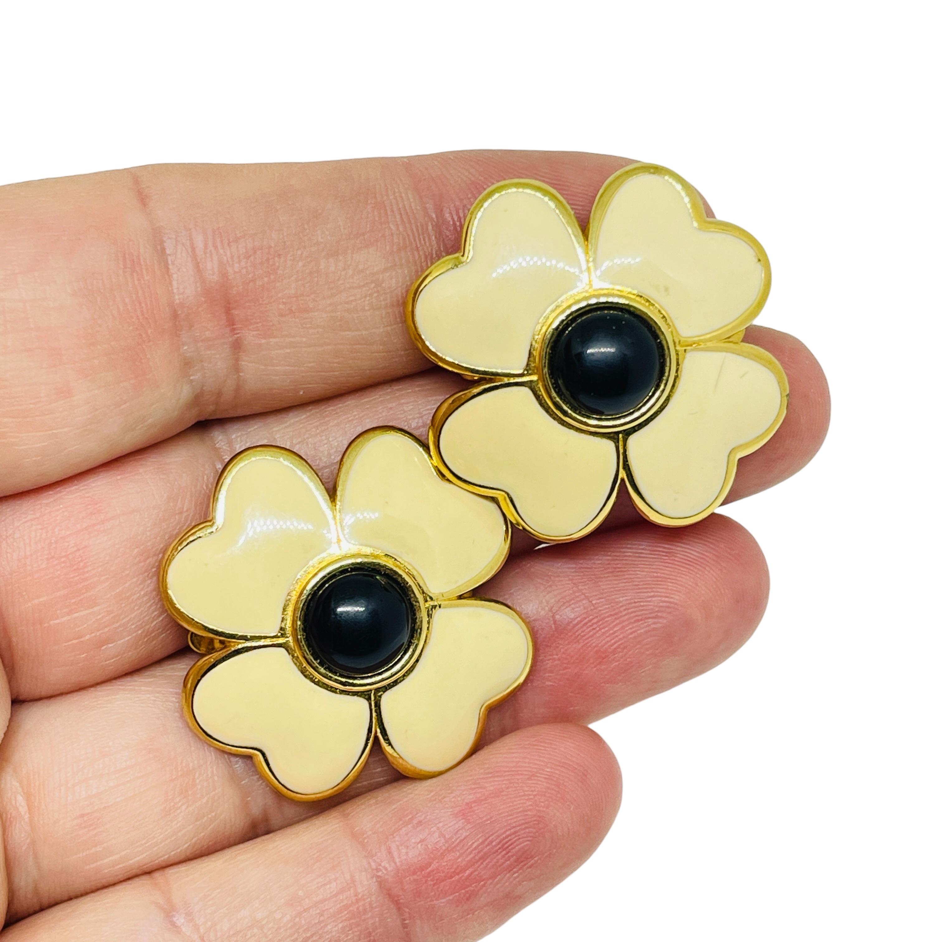 DETAILS

• signed MONET 

• gold tone 

• vintage designer earrings
 
MEASUREMENTS  

• CONDITION

•  very good vintage condition with minimal signs of wear 

 Sku 57

❤️❤️   VINTAGE DESIGNER JEWELRY   ❤️❤️

❤️❤️  ALEXANDER’S BOUTIQUE  ❤️❤️