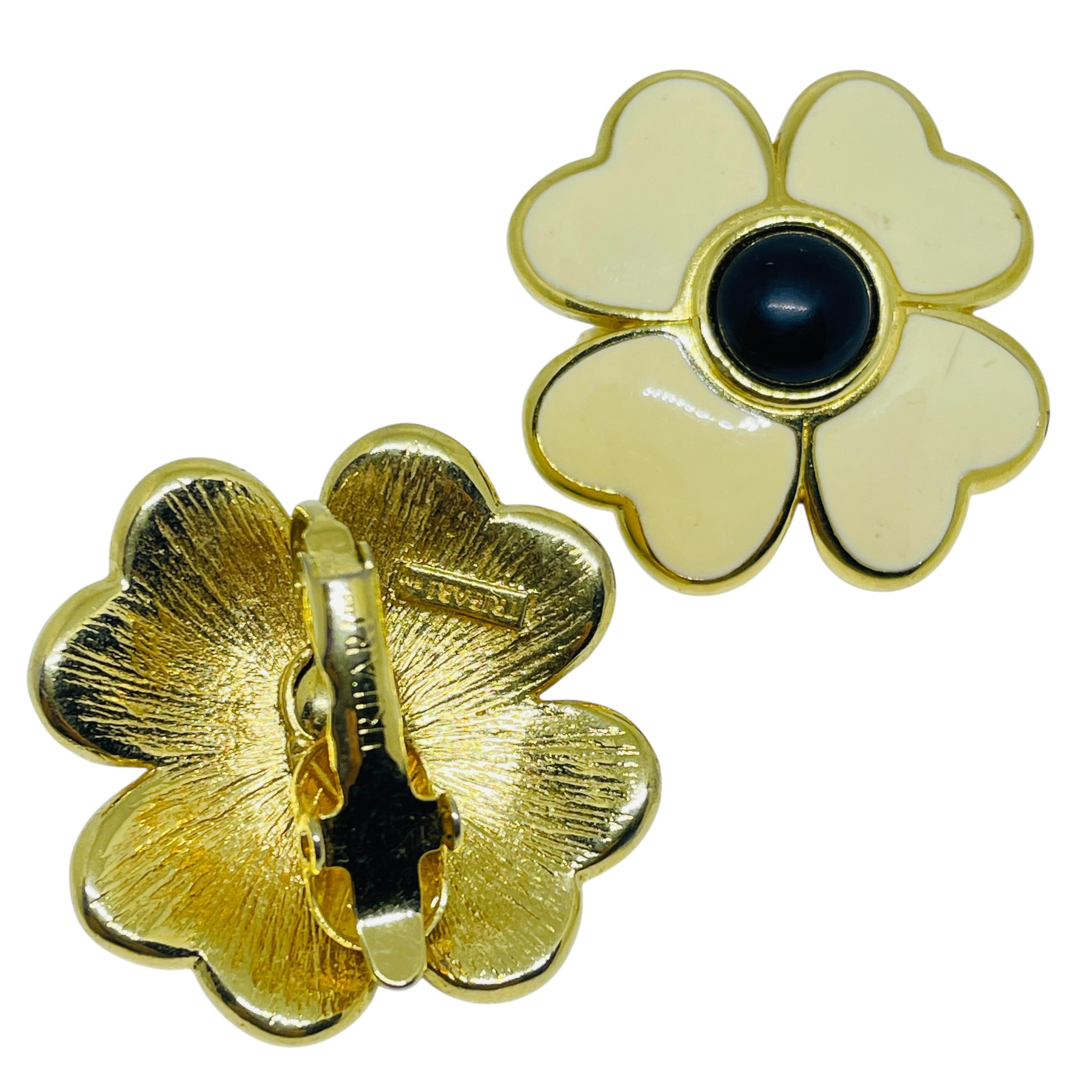 TRIFARI signed vintage gold tone enamel flower designer clip on earrings In Good Condition For Sale In Palos Hills, IL