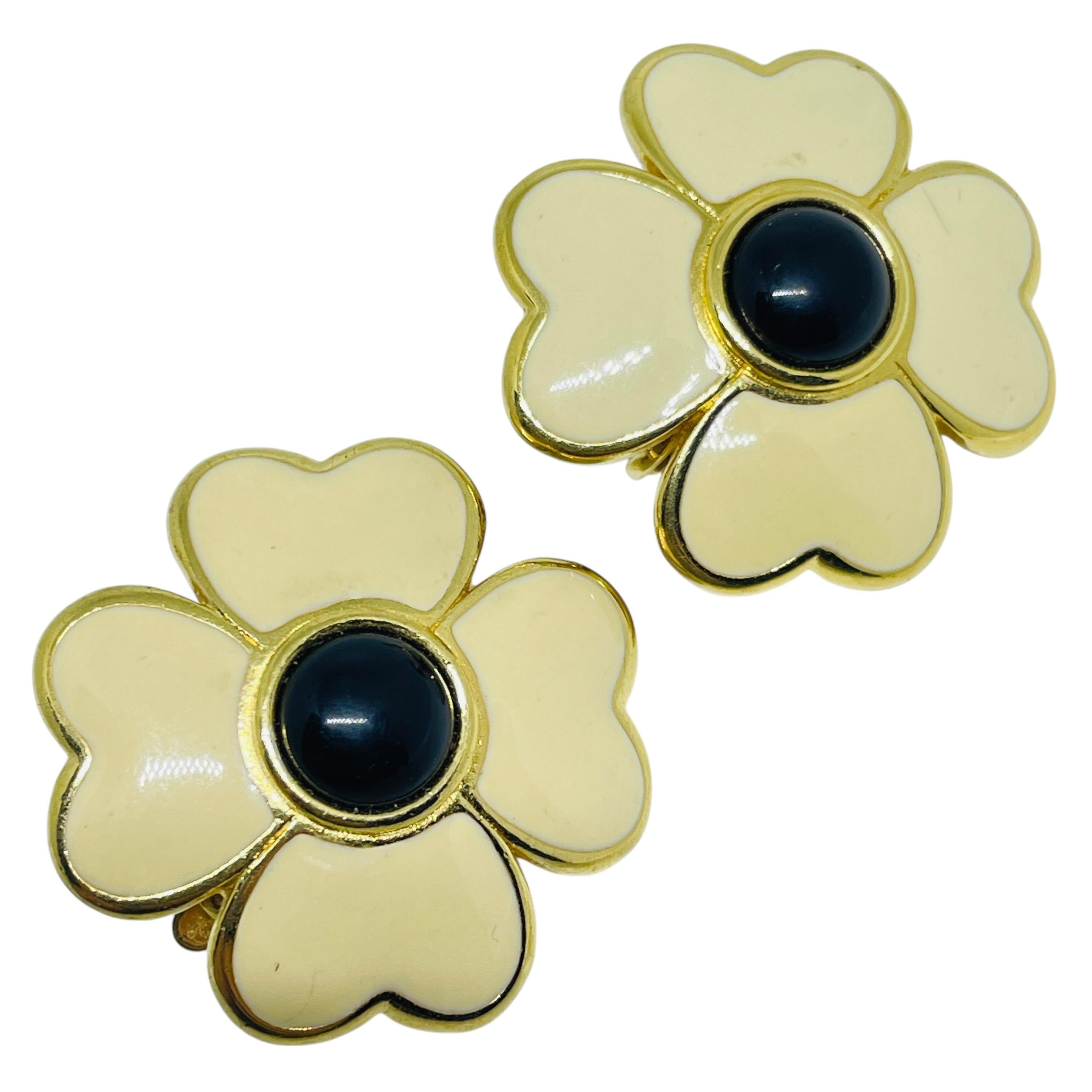 TRIFARI signed vintage gold tone enamel flower designer clip on earrings For Sale 1