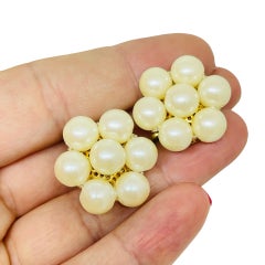 TRIFARI signed vintage gold tone faux pearls flower designer clip on earrings