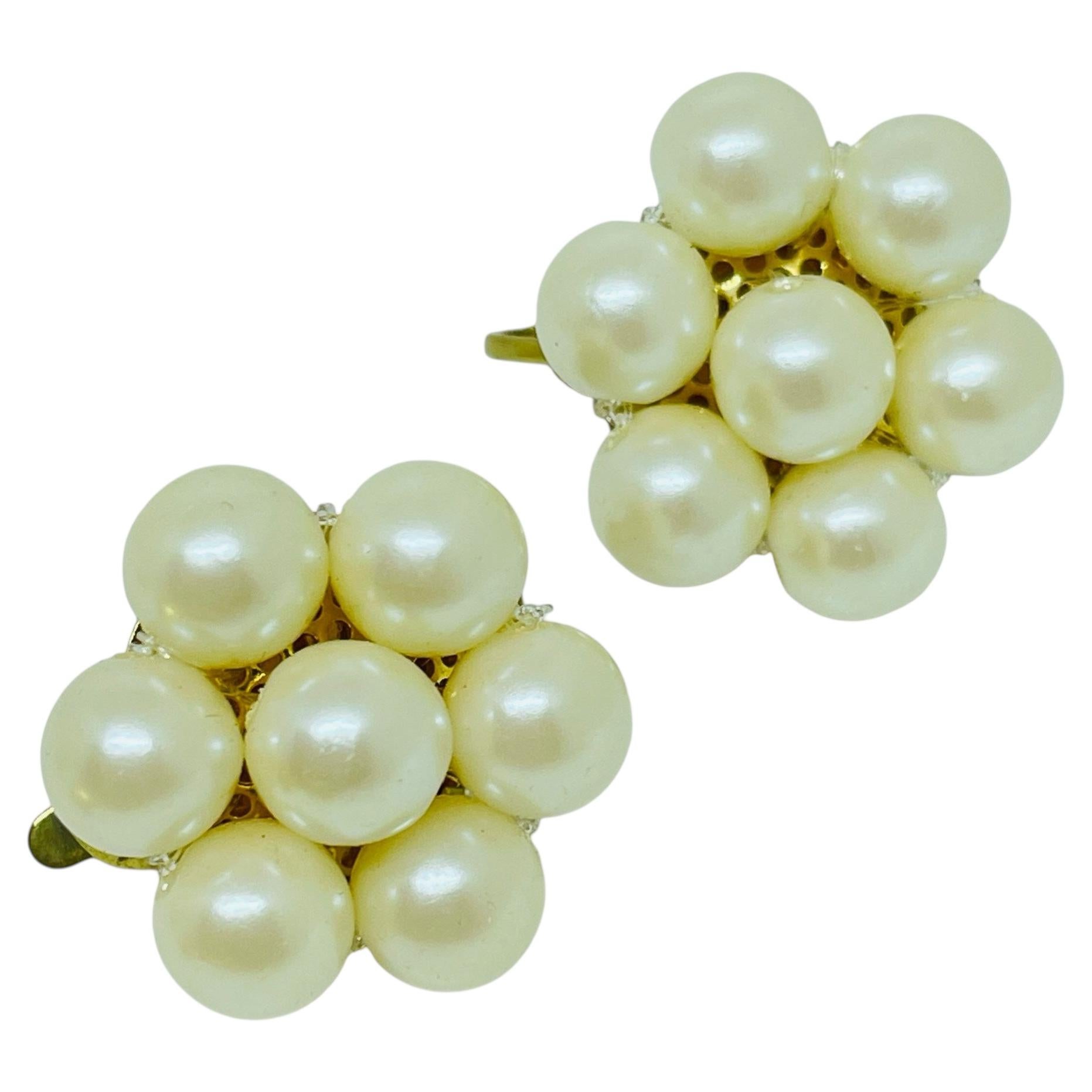 TRIFARI signierte Vintage-Ohrclips im Goldton mit Kunstperlen in Blumenform