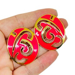 Orecchini a clip firmati Trifari, vintage, con smalto rosa caldo e tonalità dorata