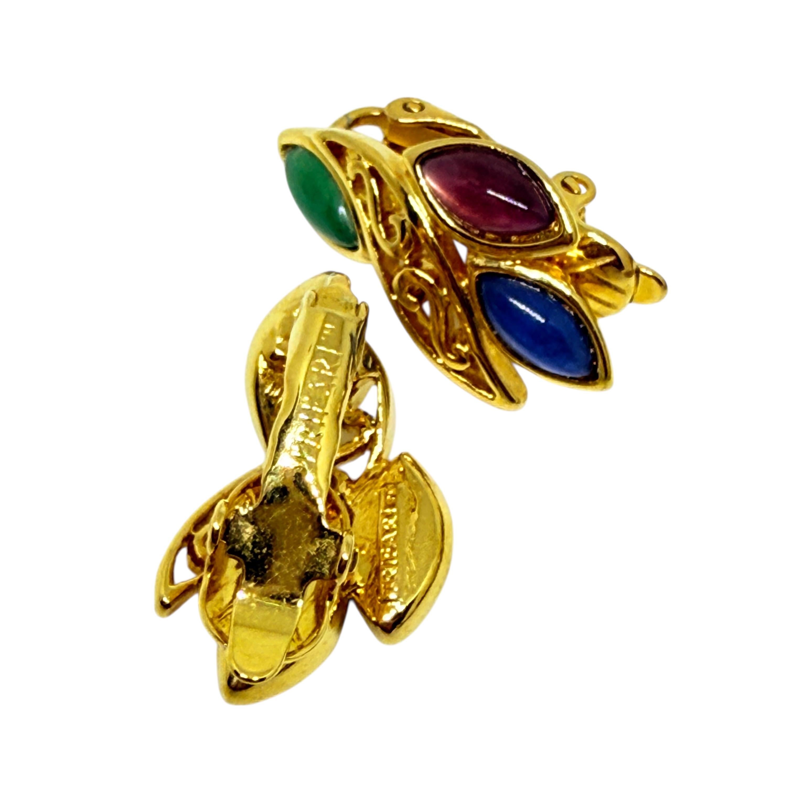 TRIFARI signiert Vintage Gold Ton Juwel Glas Designer Clip auf Ohrringe im Zustand „Gut“ im Angebot in Palos Hills, IL