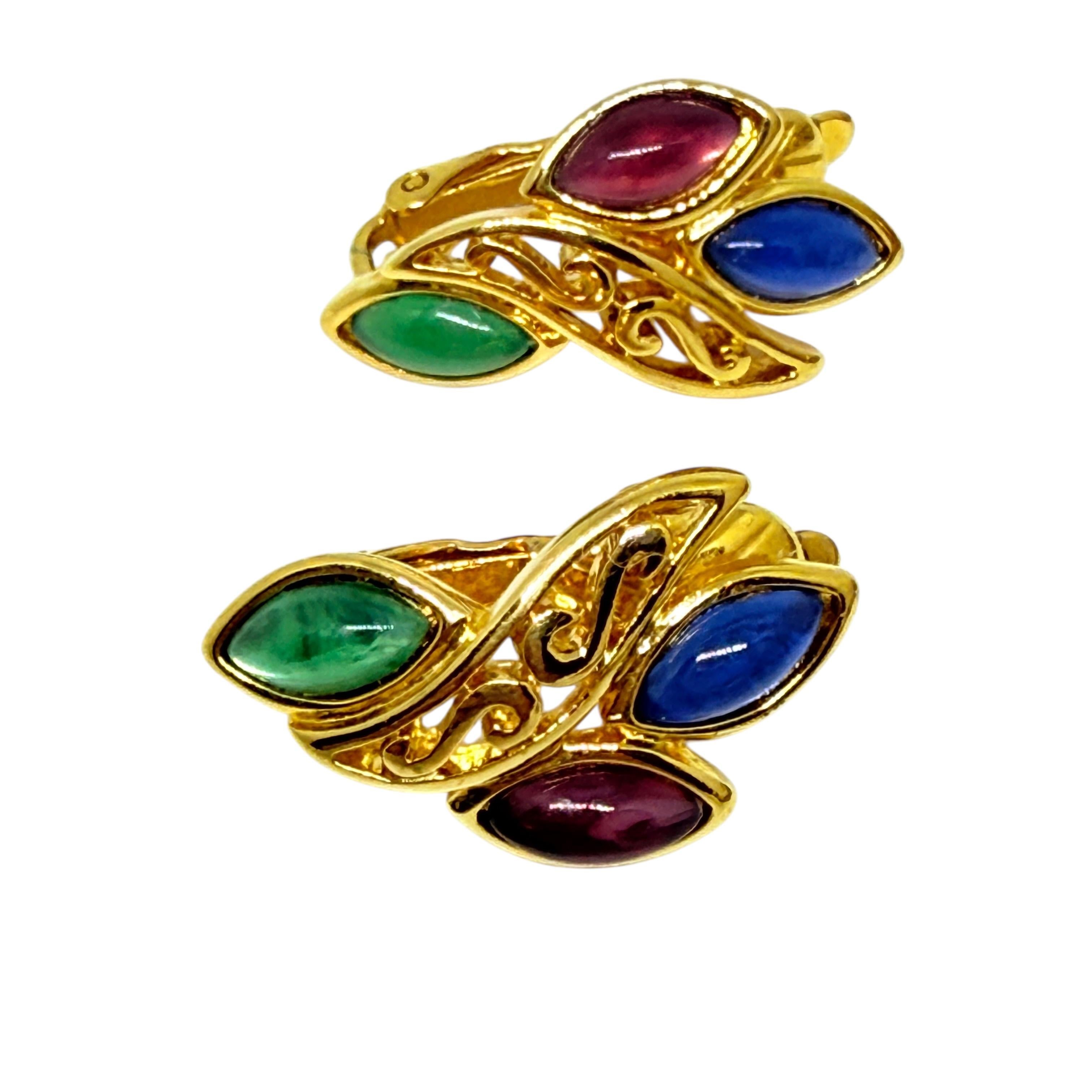 TRIFARI signiert Vintage Gold Ton Juwel Glas Designer Clip auf Ohrringe im Angebot 1