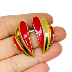 Pendientes de diseño vintage de TRIFARI, con tono dorado y esmalte rojo, con aberturas