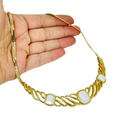 Collar de diseño vintage de TRIFARI con cadena y cabujón de resina en tono dorado