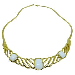 Collar de diseño vintage de TRIFARI con cadena y cabujón de resina en tono dorado