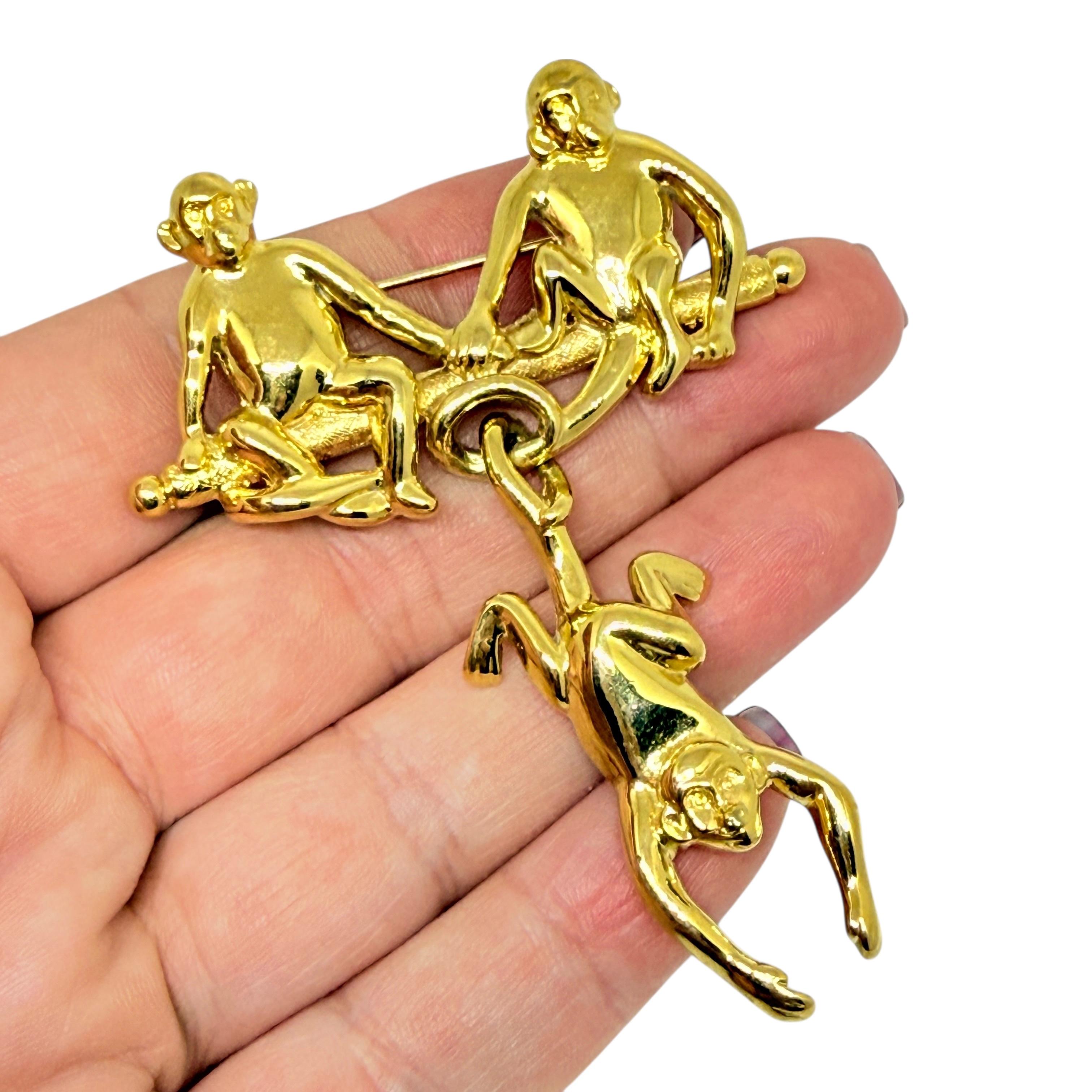 DETAILS

• signed TRIFARI

• gold tone 

• vintage designer brooch
 
MEASUREMENTS  

• CONDITION

•  very good vintage condition with minimal signs of wear 

 Sku 55

❤️❤️   VINTAGE DESIGNER JEWELRY   ❤️❤️

❤️❤️  ALEXANDER’S BOUTIQUE  ❤️❤️