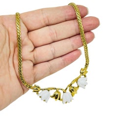 TRIFARI signed vintage gold tone white lucite flowers designer chain necklace