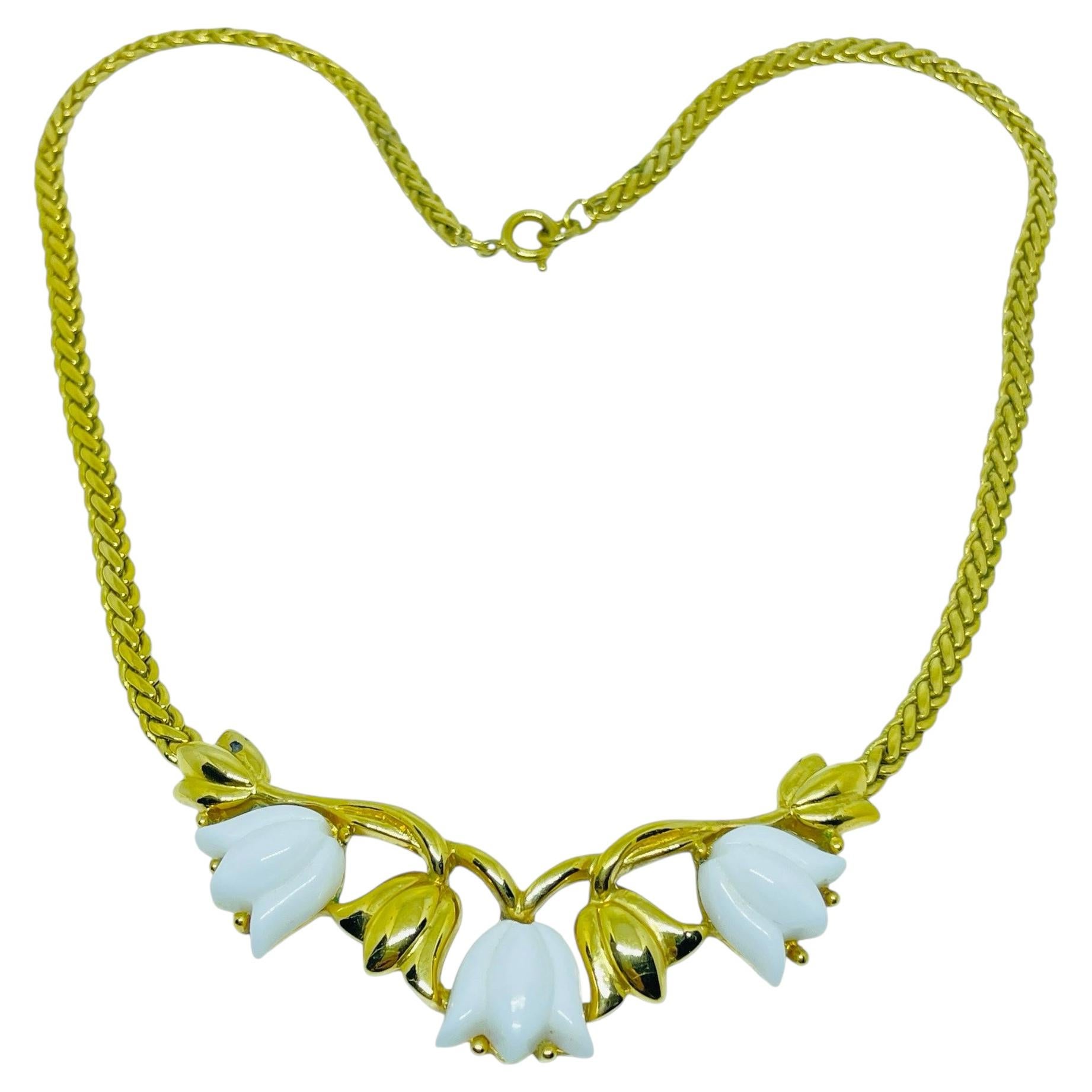 TRIFARI signed vintage gold tone white lucite flowers designer chain necklace