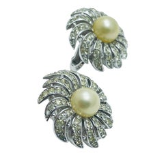 TRIFARI signed vintage silver pearl flower designer clip on earrings