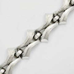Pulsera de eslabones abstractos de plata cepillada y brillante Trifari circa años 60