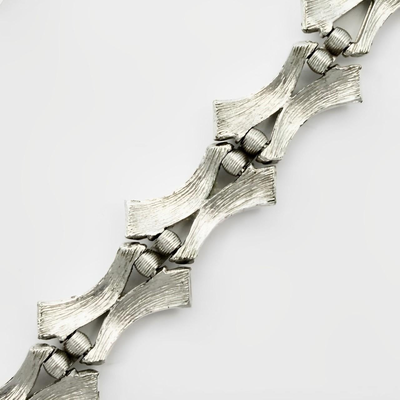 Trifari Versilbertes, gebürstetes und glänzendes abstraktes Gliederarmband, ca. 1960er Jahre im Angebot 1