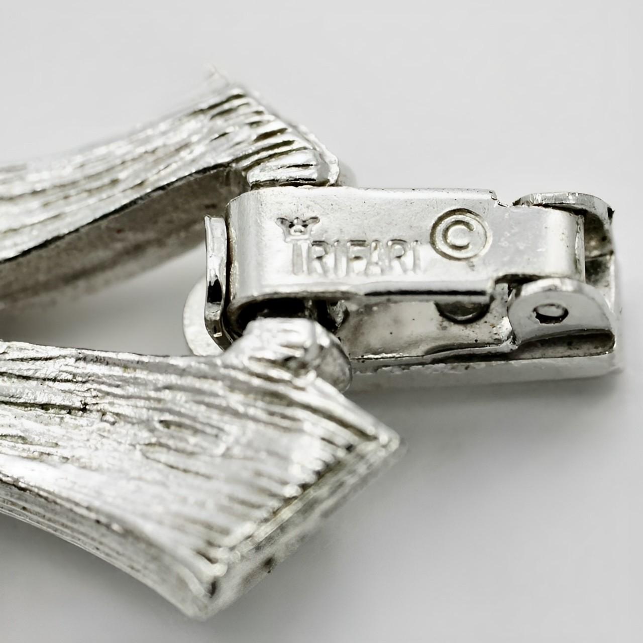 Trifari Bracelet à maillons abstraits en métal argenté brossé et brillant, années 1960 en vente 2