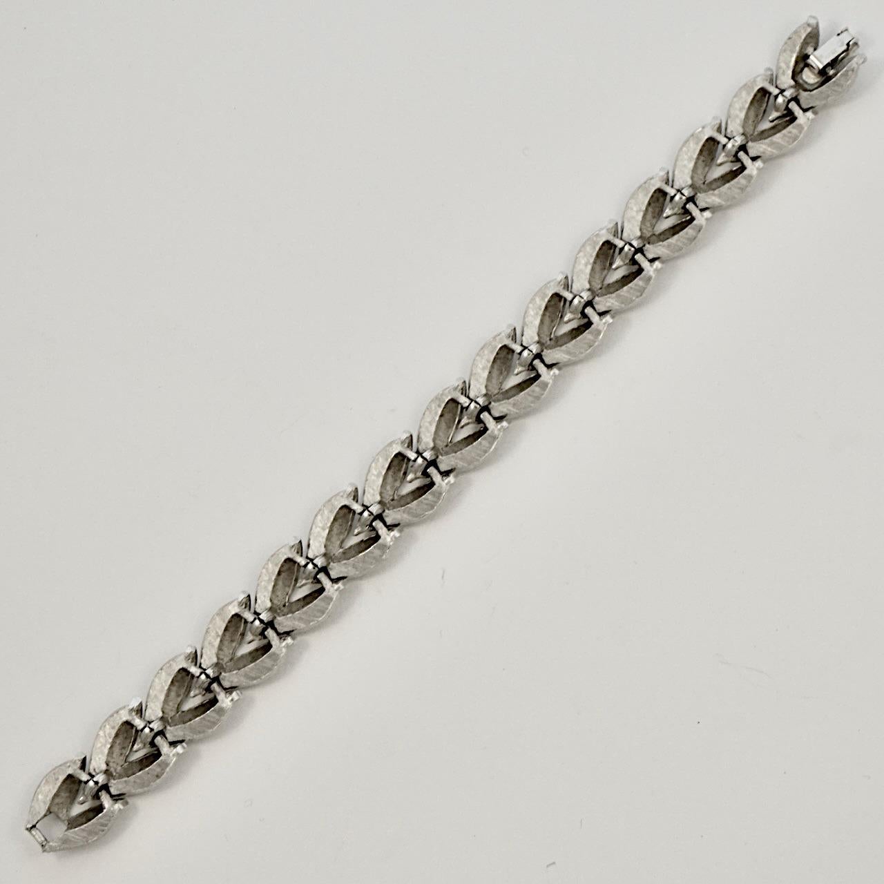 Trifari Versilbertes, gebürstetes und glänzendes Blätter Gliederarmband ca. 1960er Jahre für Damen oder Herren im Angebot