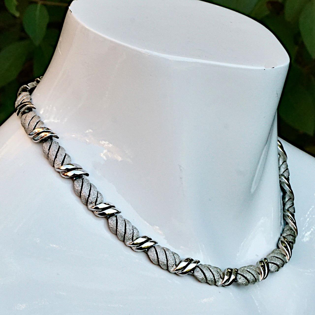 A CIRCA Silver Plated Brushed and Shiny Link Design Necklace circa 1960s (Collier en métal argenté brossé et brillant) Bon état - En vente à London, GB
