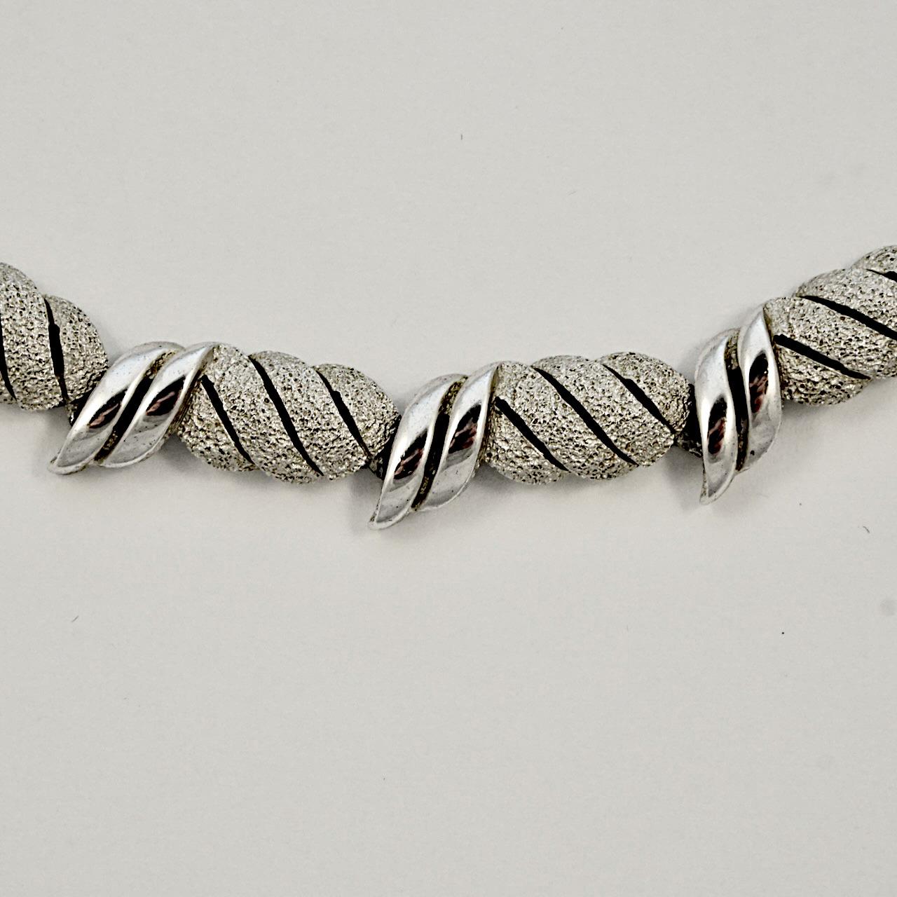 A CIRCA Silver Plated Brushed and Shiny Link Design Necklace circa 1960s (Collier en métal argenté brossé et brillant) Pour femmes en vente