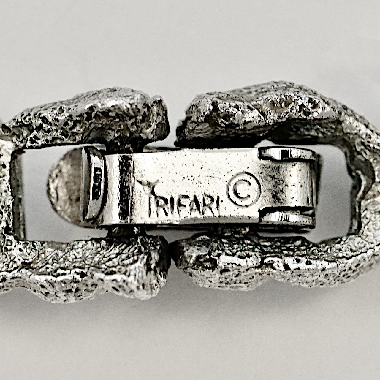 A CIRCA Silver Plated Brushed and Shiny Link Design Necklace circa 1960s (Collier en métal argenté brossé et brillant) en vente 4