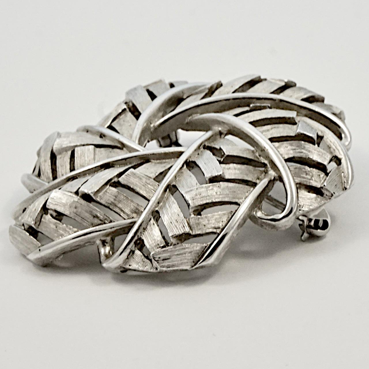 Trifari Silver Plated Brushed and Shiny Woven Brooch circa 1960s In Good Condition For Sale In London, GB