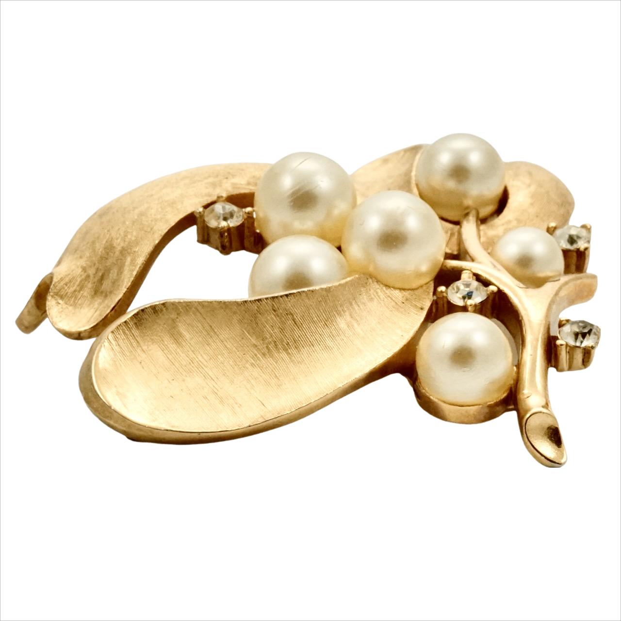 Trifari Textured Gold Plated Faux Pearl and Rhinestone Floral Brooch circa 1960s In Good Condition For Sale In London, GB