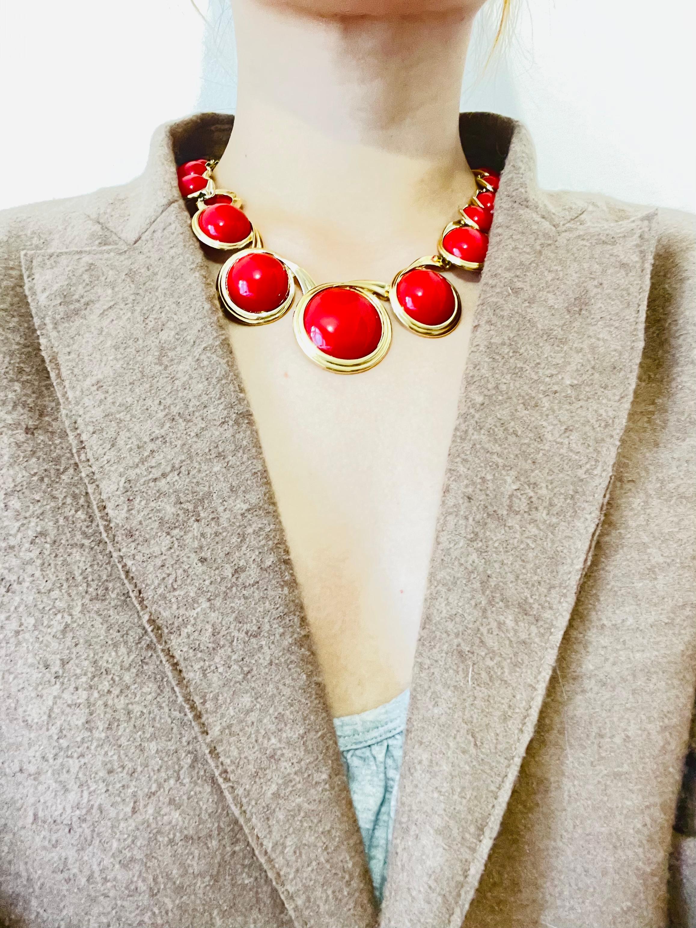 Trifari Vintage 1970s Huge Round Tennis Ruby Cabochon Pendant Chunky Necklace In Excellent Condition In Wokingham, England