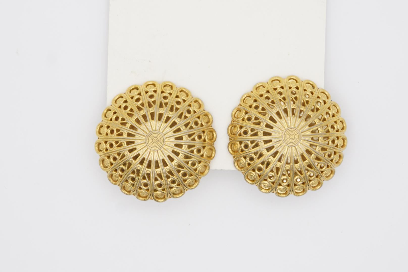 Trifari Vintage 1980s Large Round Circle Flower Dome Openwork Clip Gold Earrings In Good Condition For Sale In Wokingham, England