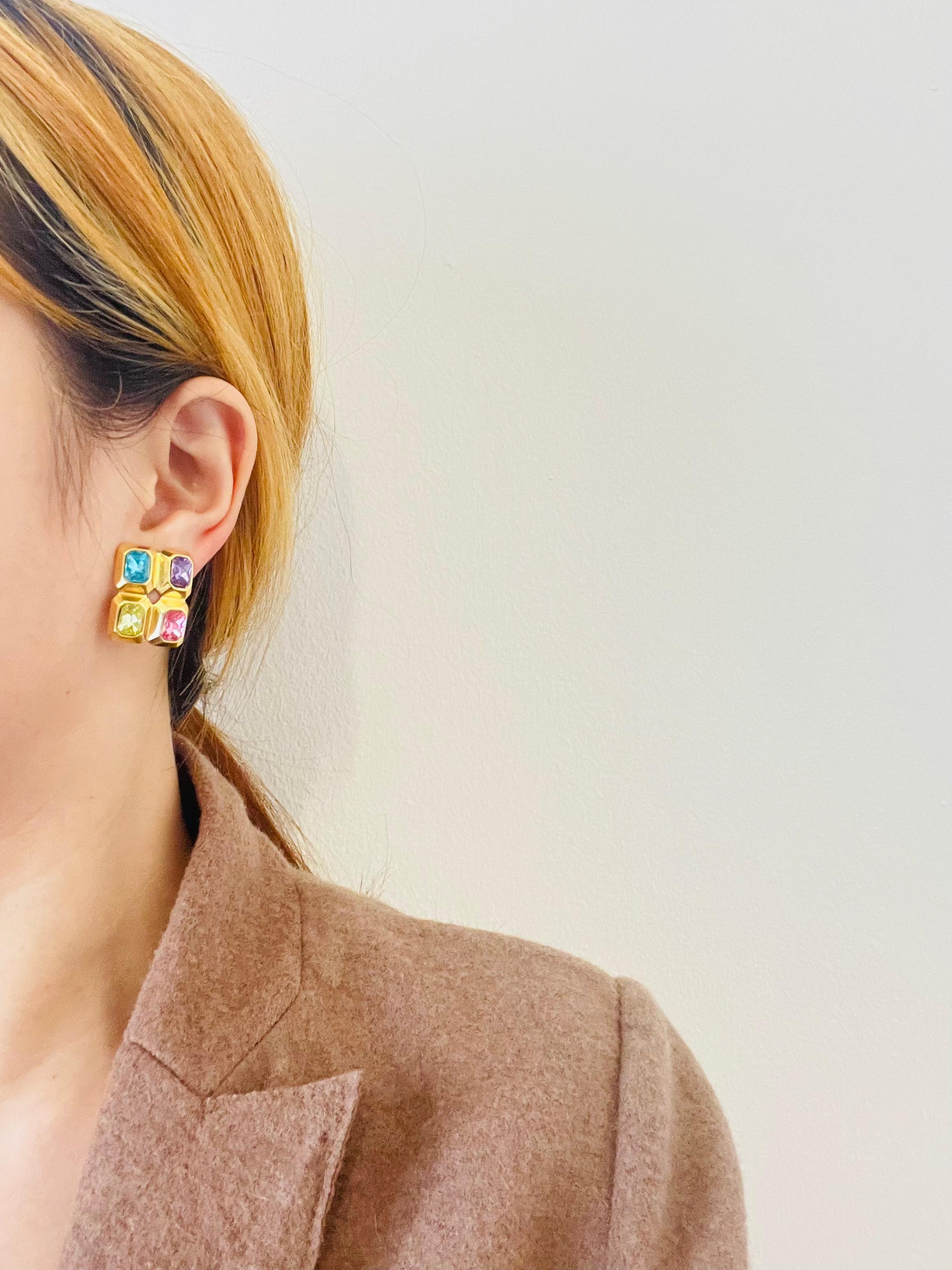 Trifari Vintage Años 80 Púrpura Rosa Azul Amarillo Cristales Rectángulo Pendientes de clip en venta 1