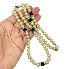 Collier de créateur Trifari vintage, composé de perles de verre et de cristaux, à longues rangées de perles, années 1930