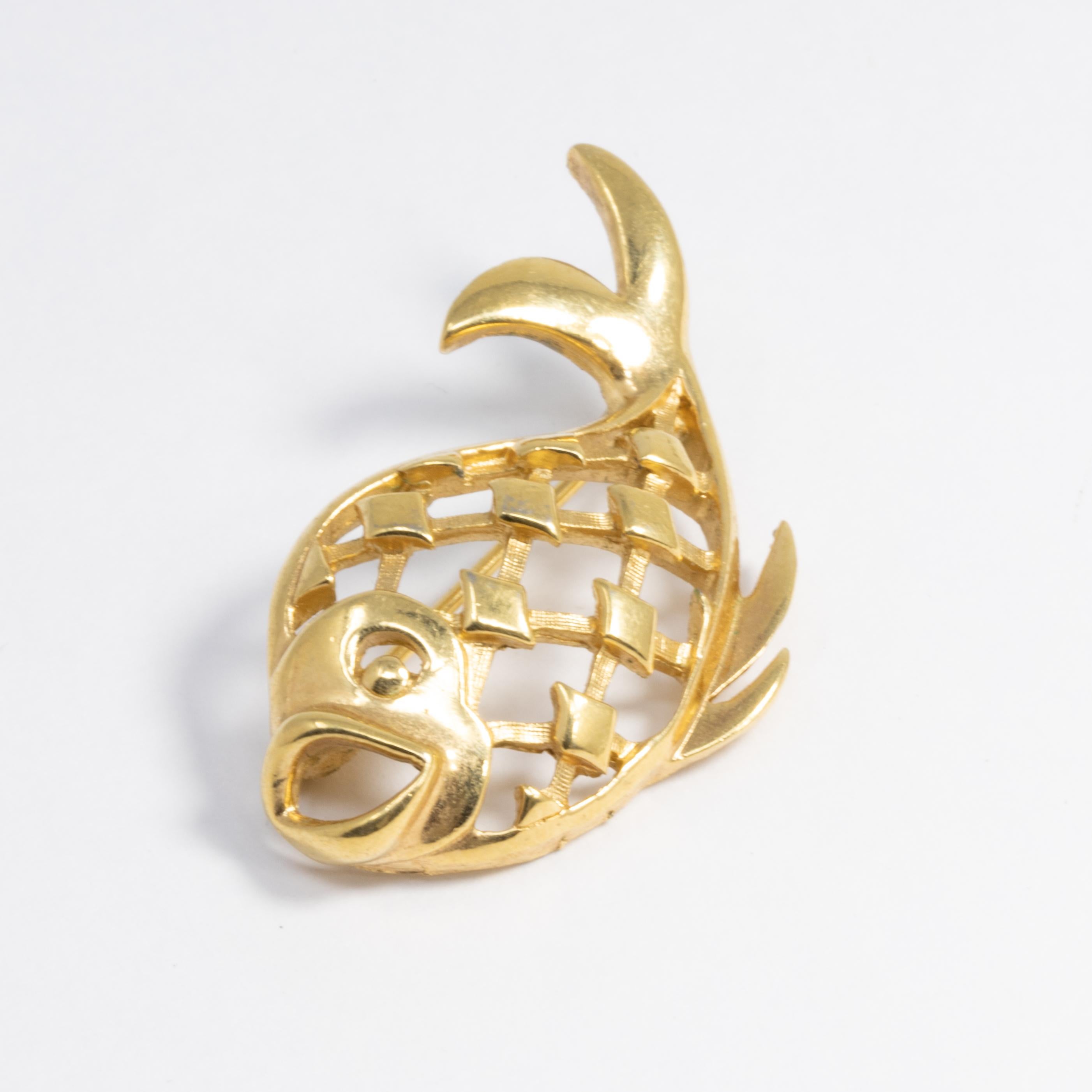 A stylish retro Trifari brooch, featuring a golden fish. This nautical-themed pin adds some class to any style!

Gold filled.

Marks / hallmarks / etc: Trifari