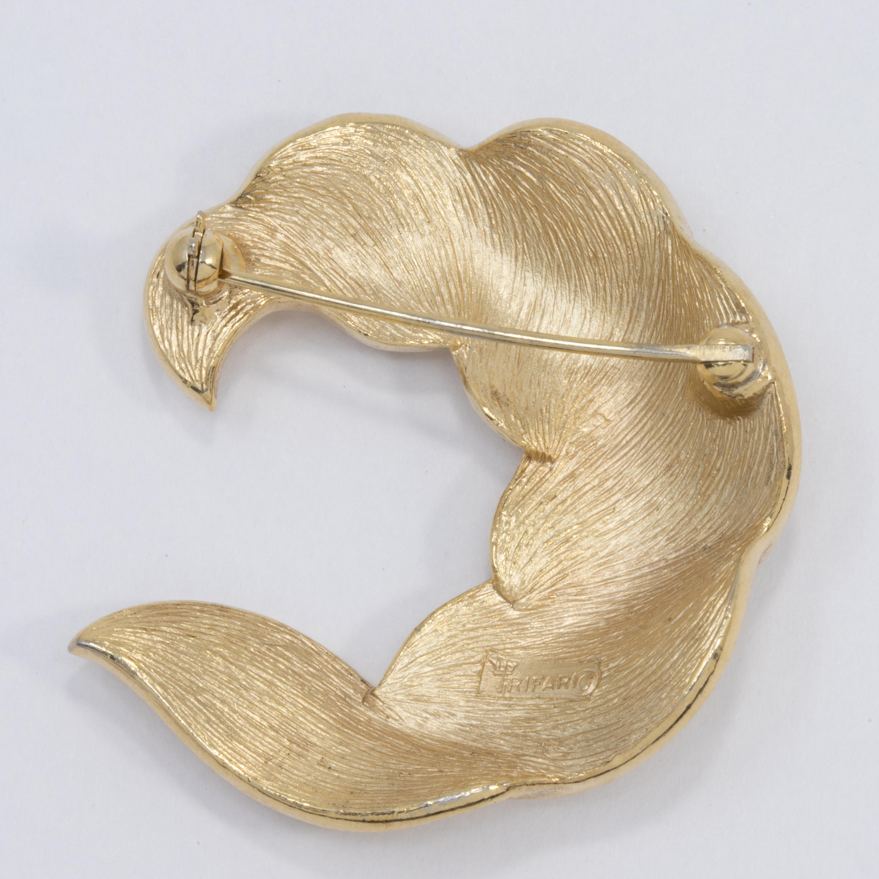 Rétro Trifari Broche vintage à épingle en forme de couronne ouverte en or en vente