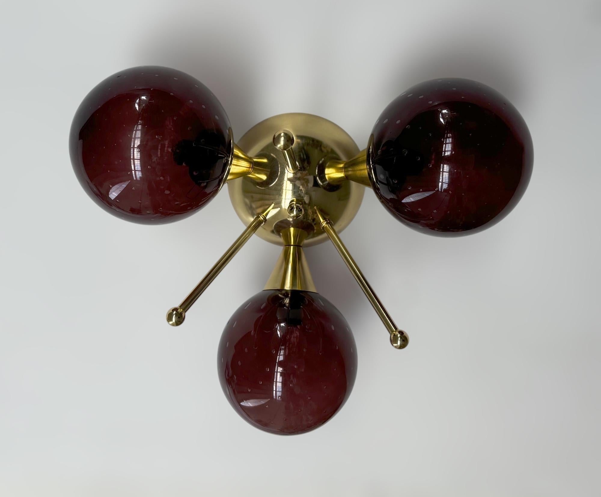 Montatura da incasso italiana con 3 globi in vetro di Murano montati su una struttura in ottone massiccio con finitura in ottone laccato lucido
Disegnato da Fabio Bergomi / Made in Italy
3 luci / tipo E12 o E14 / max 40W ciascuna
Diametro: 13
