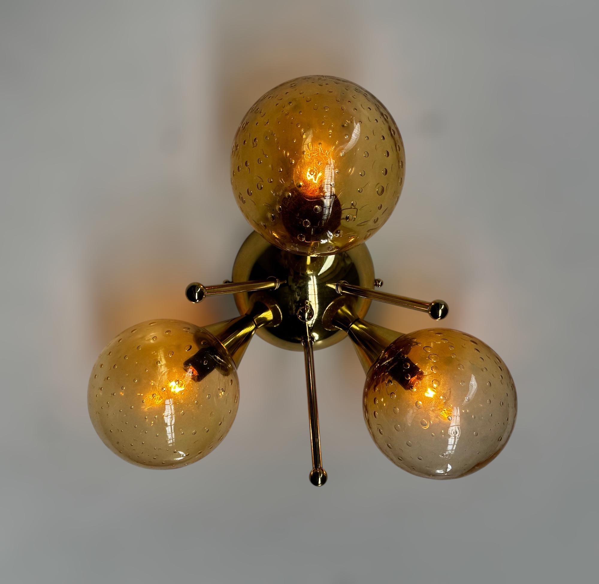 Montatura da incasso italiana con 3 globi in vetro di Murano montati su una struttura in ottone massiccio con finitura in ottone laccato lucido
Disegnato da Fabio Bergomi / Made in Italy
3 luci / tipo E12 o E14 / max 40W ciascuna
Diametro: 13