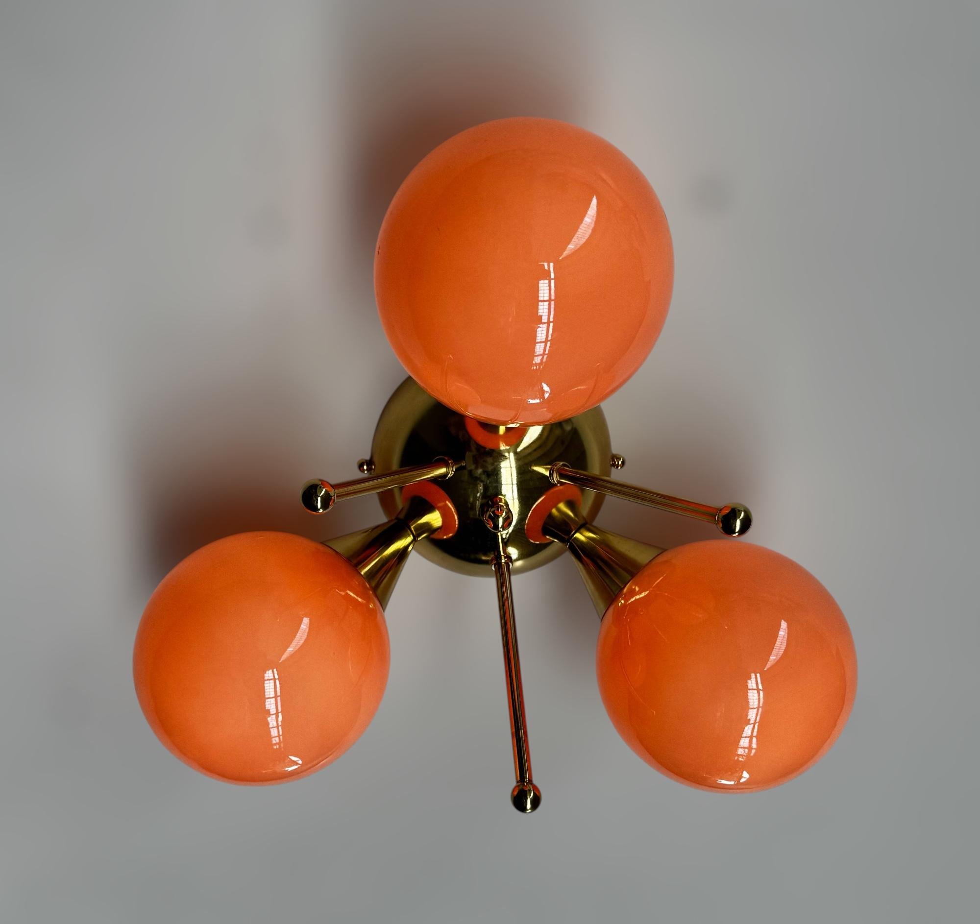Montatura da incasso italiana con 3 globi in vetro di Murano montati su una struttura in ottone massiccio con finitura in ottone laccato lucido
Disegnato da Fabio Bergomi / Made in Italy
3 luci / tipo E12 o E14 / max 40W ciascuna
Diametro: 13