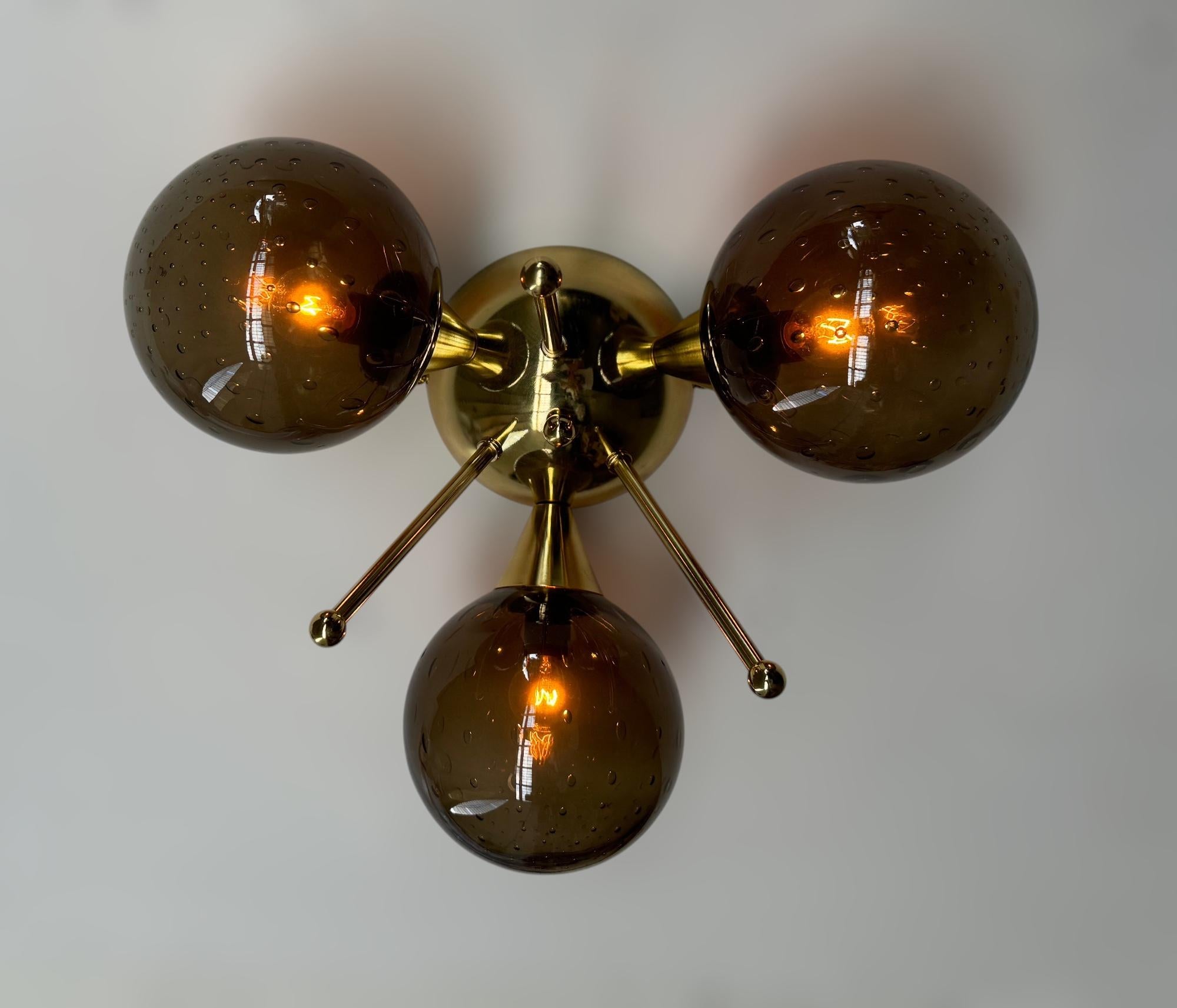 Montatura da incasso italiana con 3 globi in vetro di Murano montati su una struttura in ottone massiccio con finitura in ottone laccato lucido
Disegnato da Fabio Bergomi / Made in Italy
3 luci / tipo E12 o E14 / max 40W ciascuna
Diametro: 13