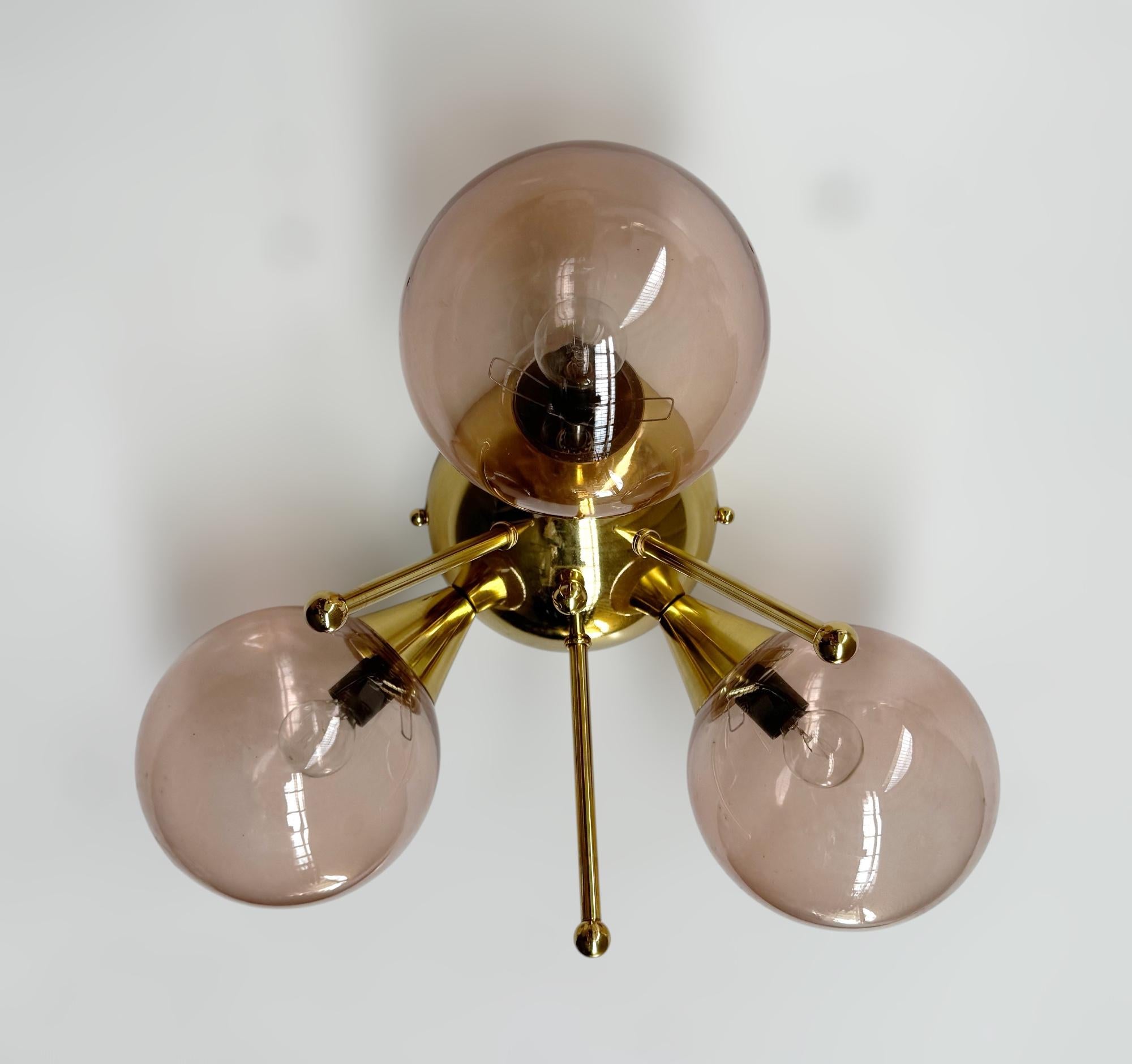 Trifoglio Globe Flush Mount von Fabio Ltd (Moderne der Mitte des Jahrhunderts) im Angebot