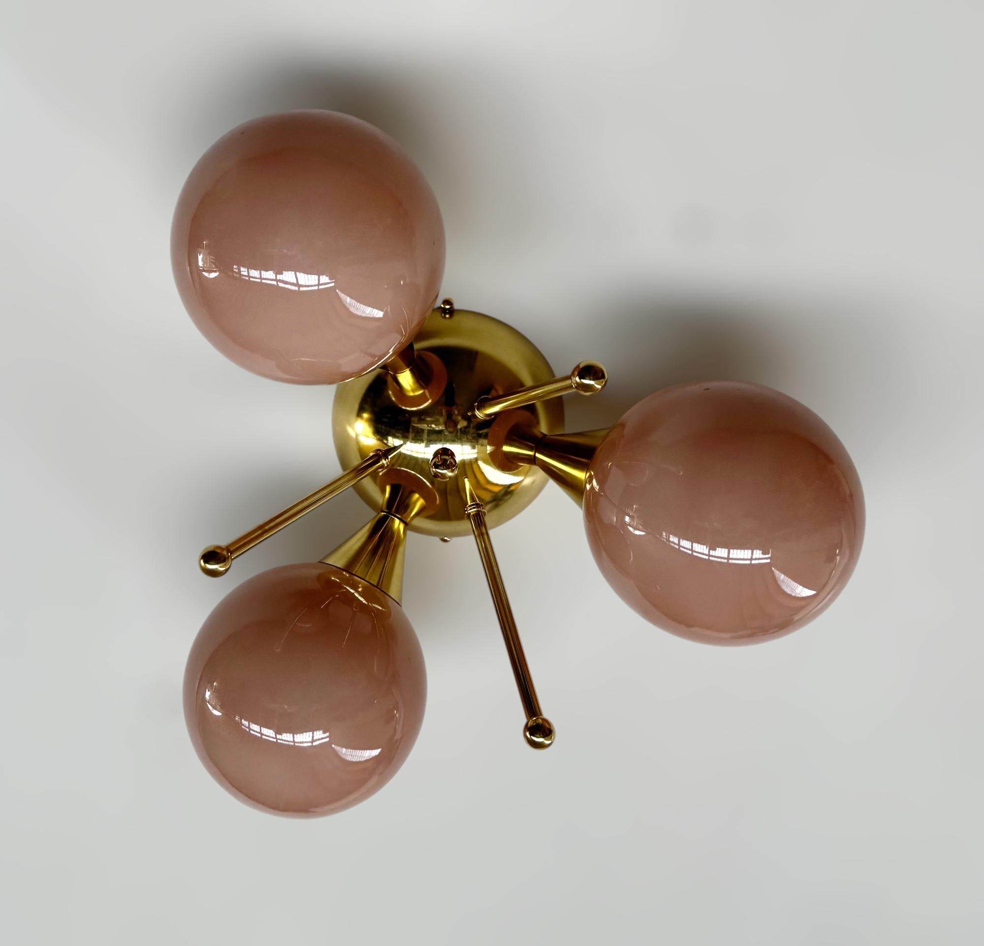 Mid-Century moderno Plafoniera a globo Trifoglio di FABIO LTD in vendita