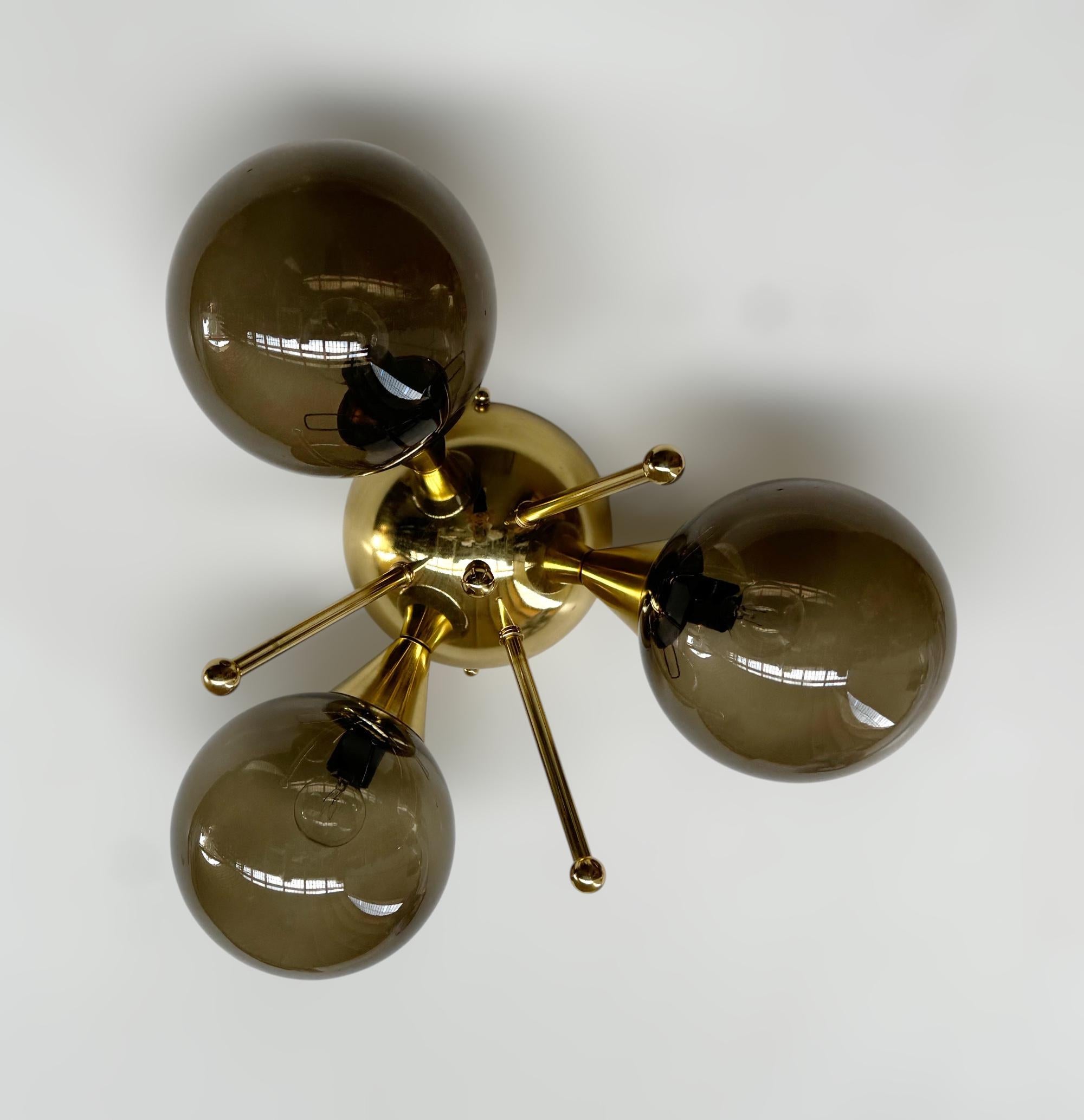 Mid-Century moderno Plafoniera a globo Trifoglio di FABIO LTD in vendita