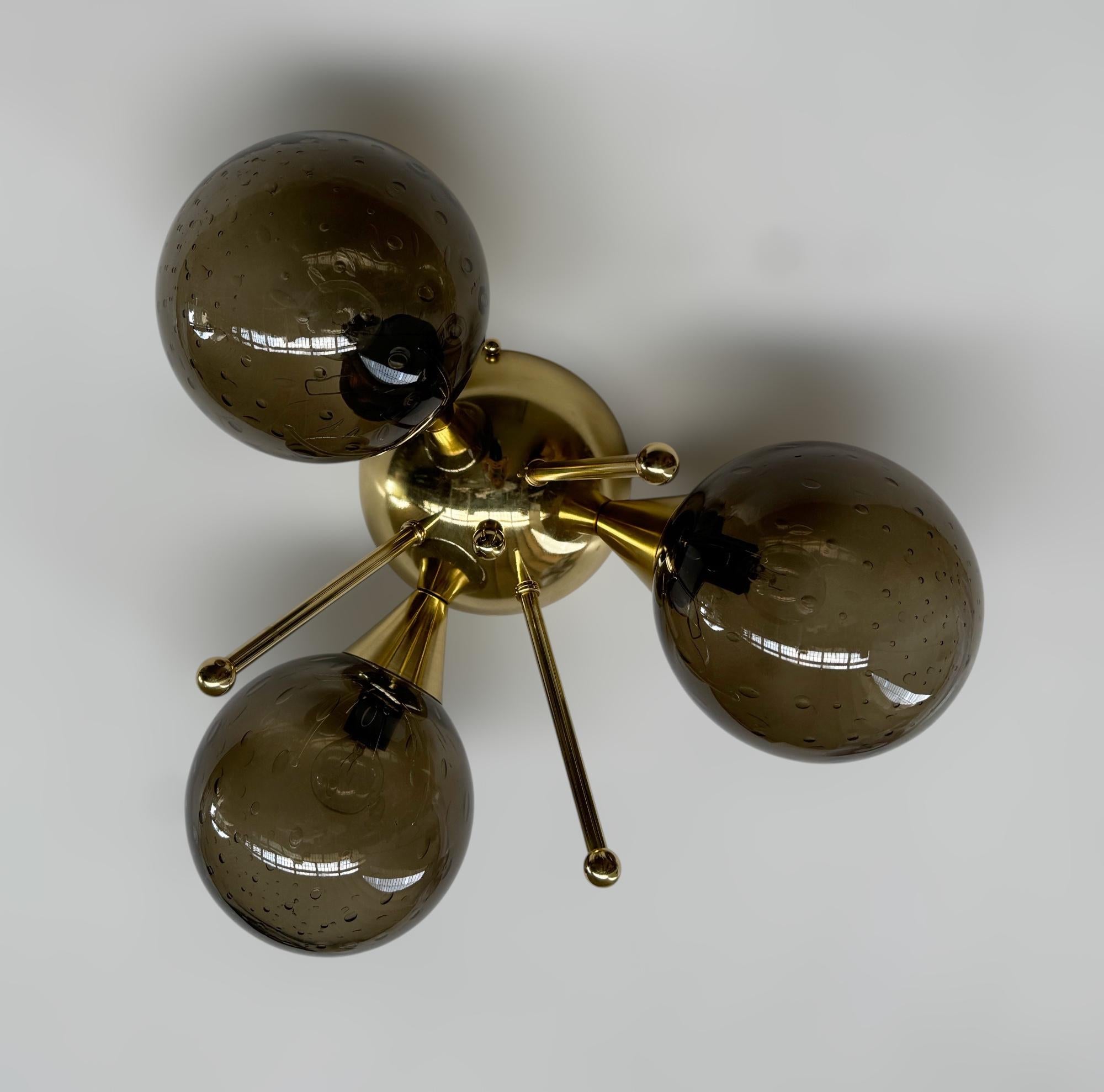 Mid-Century moderno Plafoniera a globo Trifoglio di FABIO LTD in vendita
