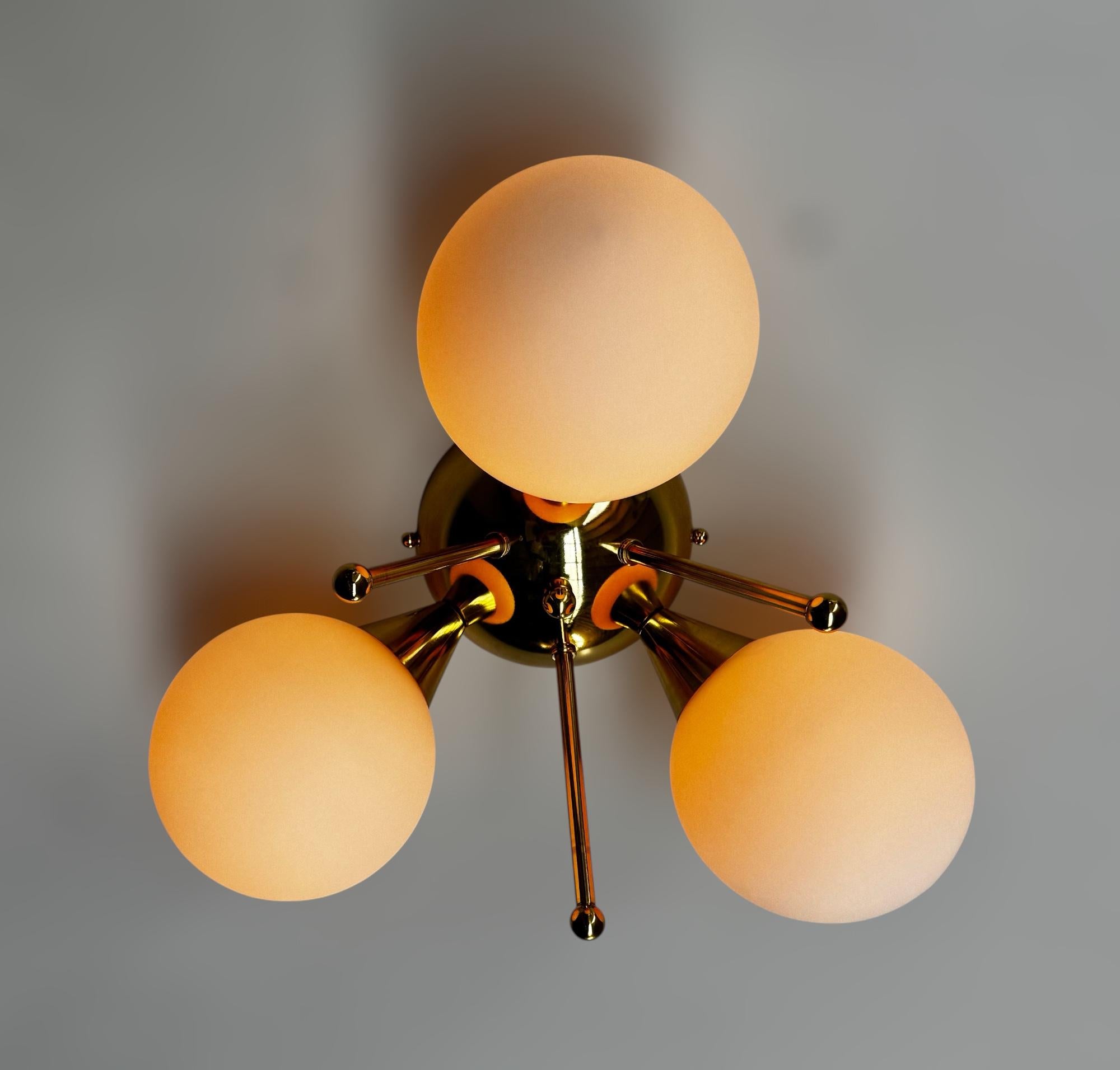 Ottone Plafoniera a globo Trifoglio di FABIO LTD in vendita
