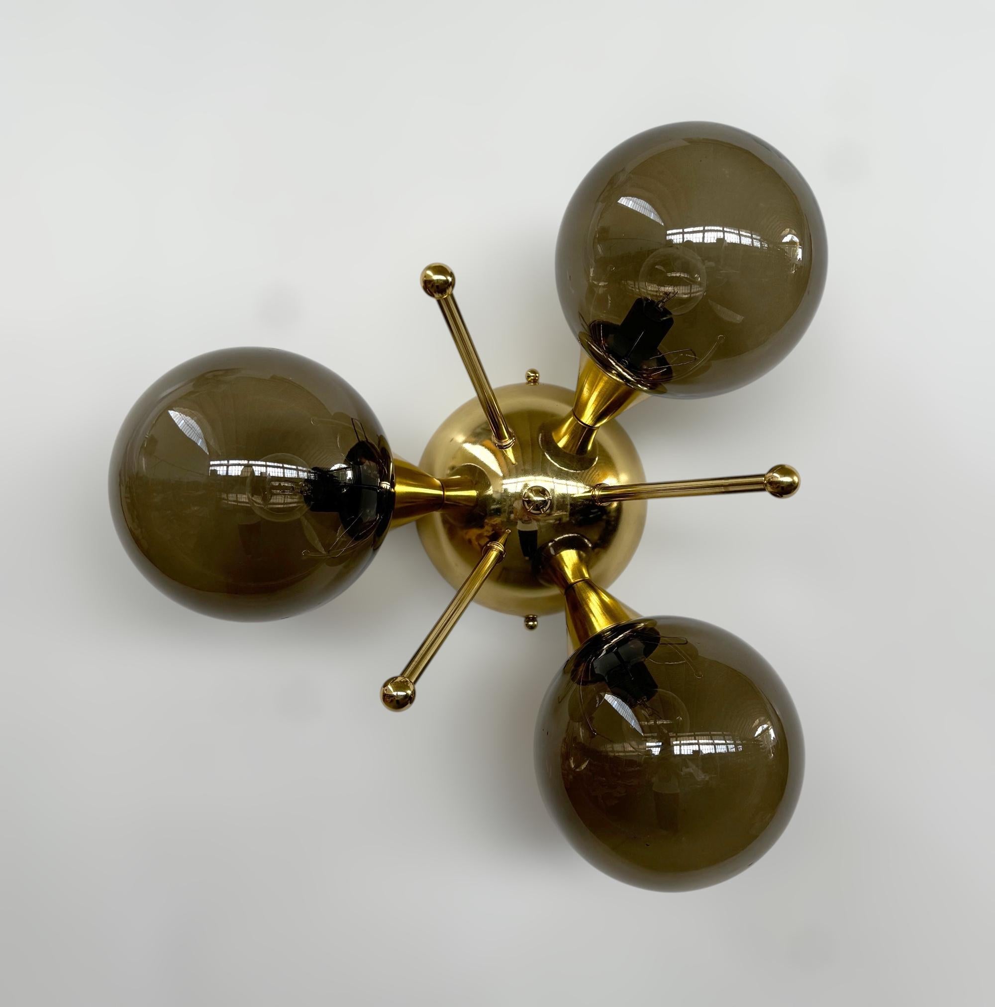 Ottone Plafoniera a globo Trifoglio di FABIO LTD in vendita