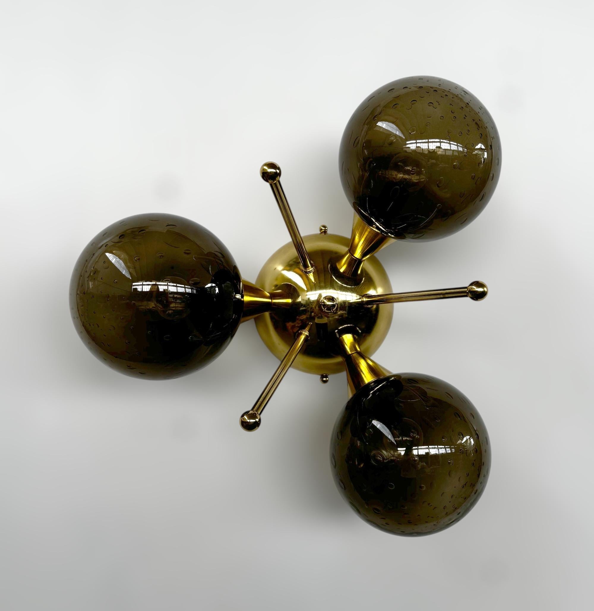 Ottone Plafoniera a globo Trifoglio di FABIO LTD in vendita