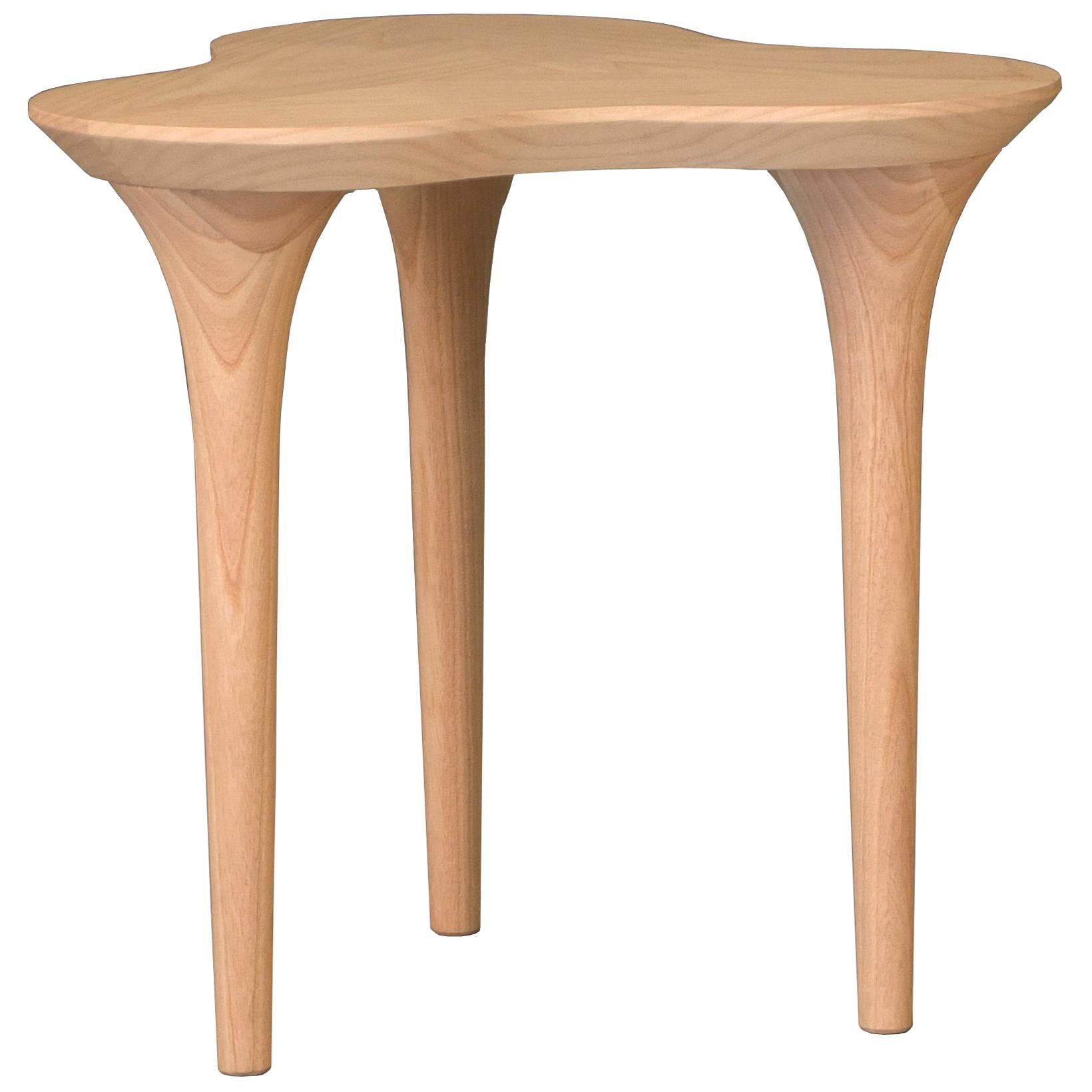 Le Trifoglio, un élément petit et particulier, peut être utilisé aussi bien comme table d'appoint que comme tabouret. Entièrement fabriqué en bois de frêne massif.
Disponible en différentes finitions.
 
 
  
