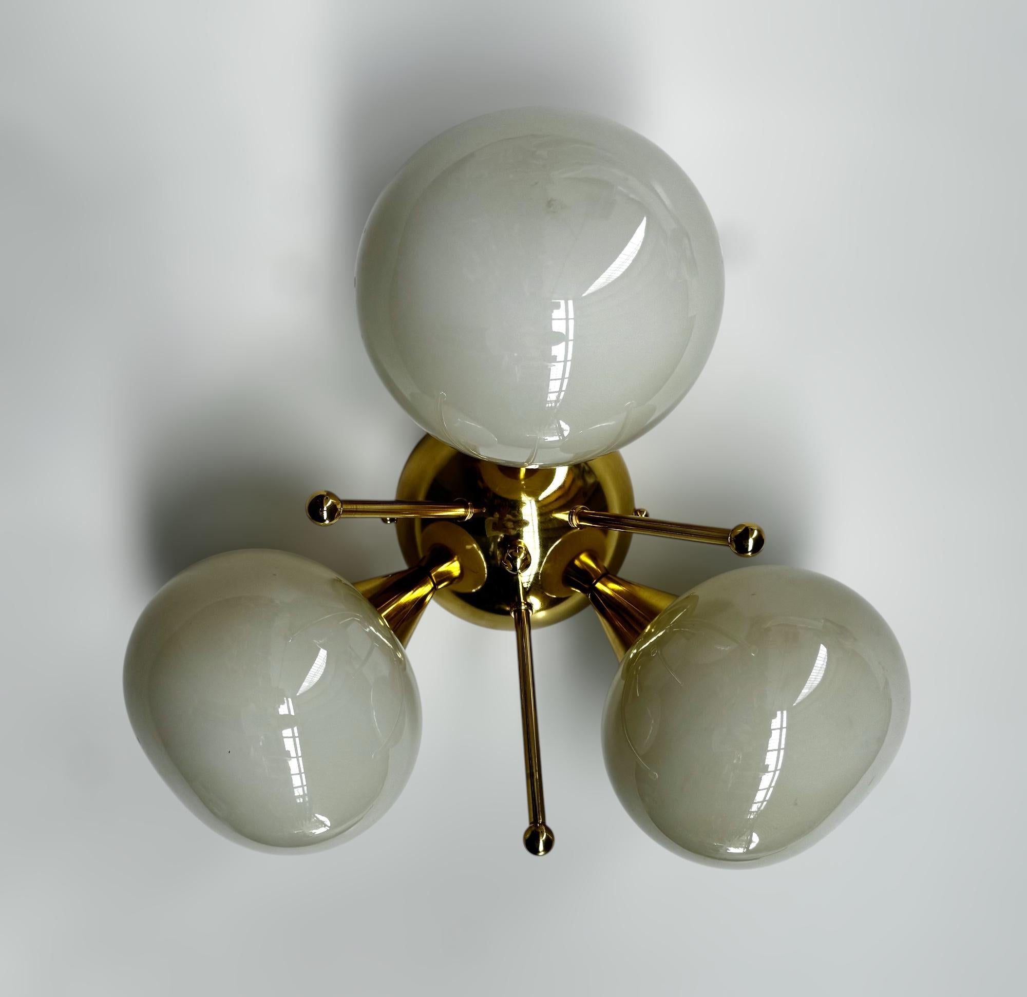 Mid-Century moderno Plafoniera Trifoglio Pebble di FABIO LTD in vendita