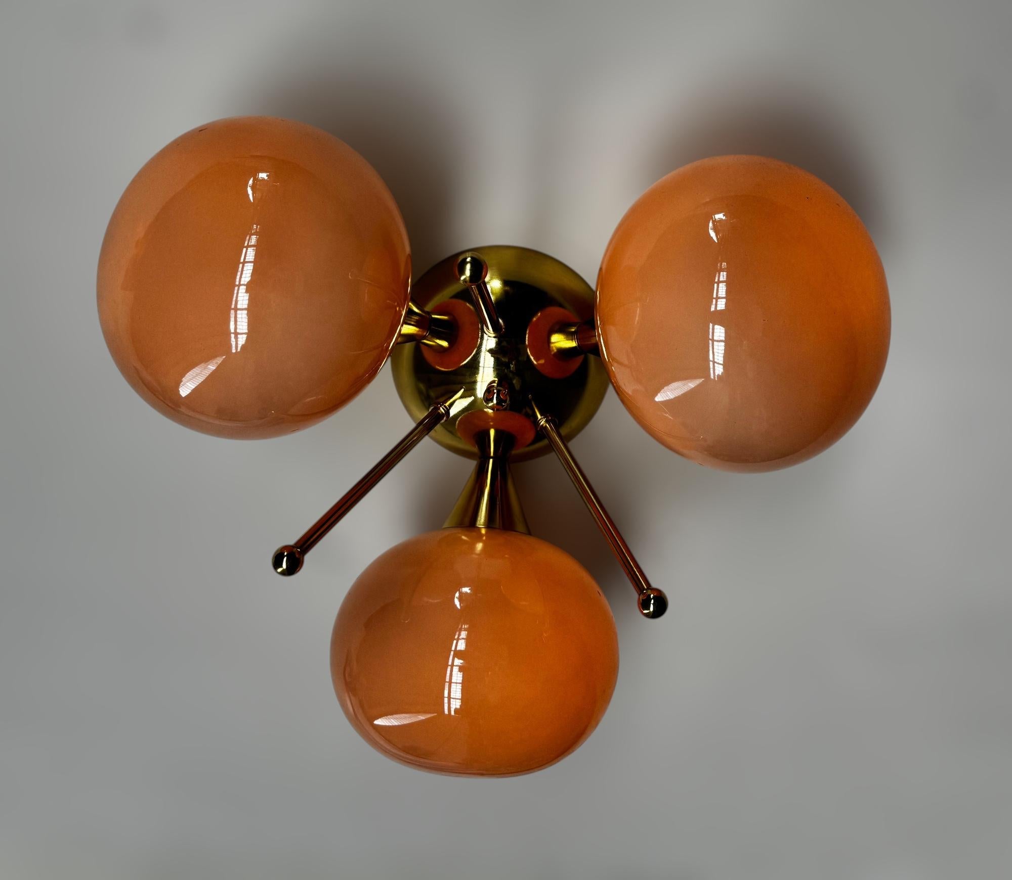 Ottone Plafoniera Trifoglio Pebble di FABIO LTD in vendita