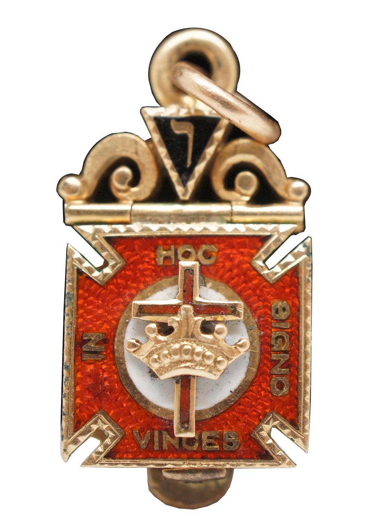 Trifold Masonic fob, charm or pendant. Features Scottish rite, a double eagle, a cross and crown in enamel over 10-karat gold. In HOC Signo Vinces. Freemason.
8.9 g.