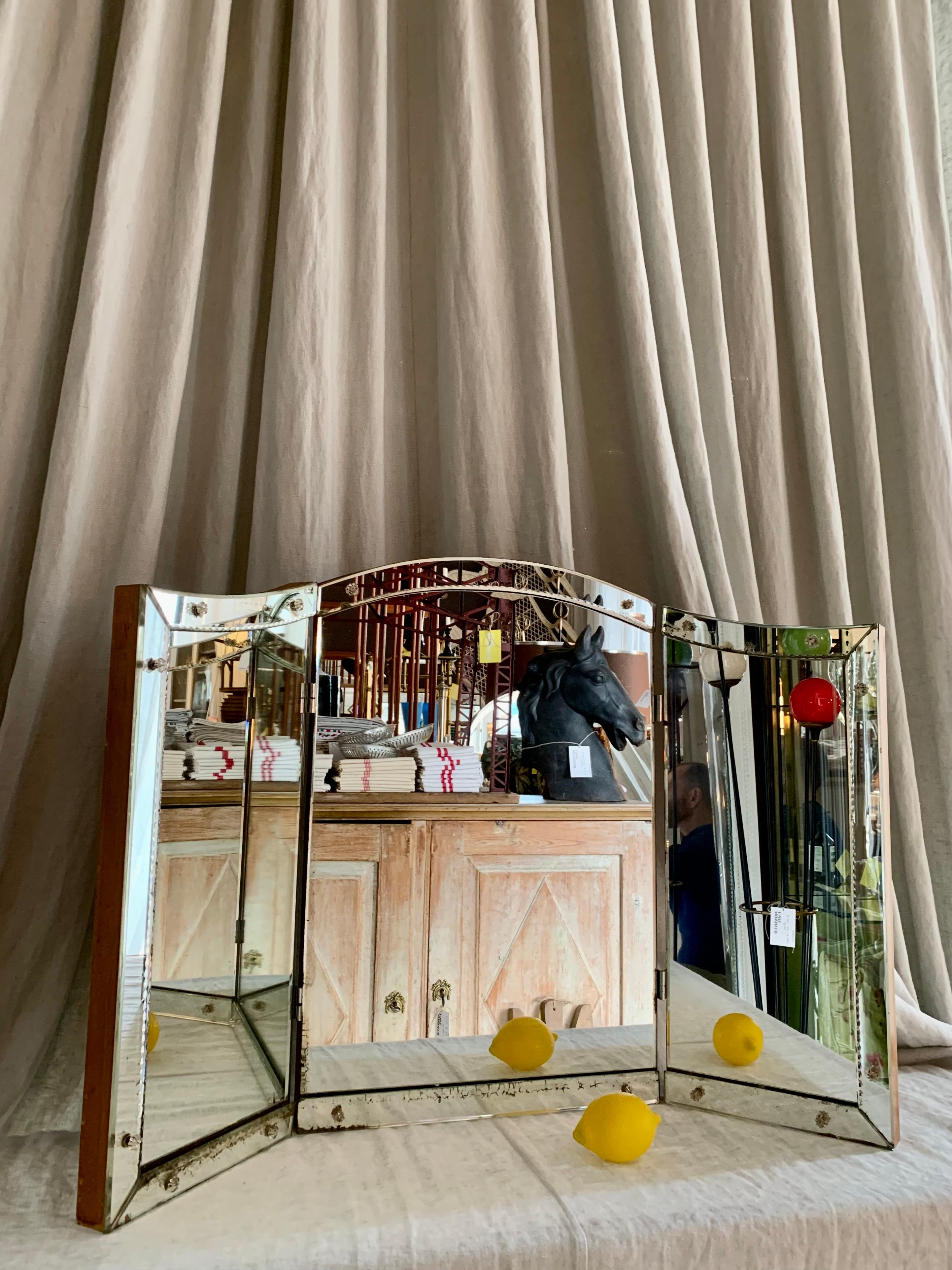 Vintage By, grand miroir triptyque ou Foldes des années 1930. Le miroir vénitien à ailettes Art déco est parfait pour une coiffeuse ou une table de maquillage, mais il est également idéal pour refléter la lumière dans votre salon. Le miroir présente