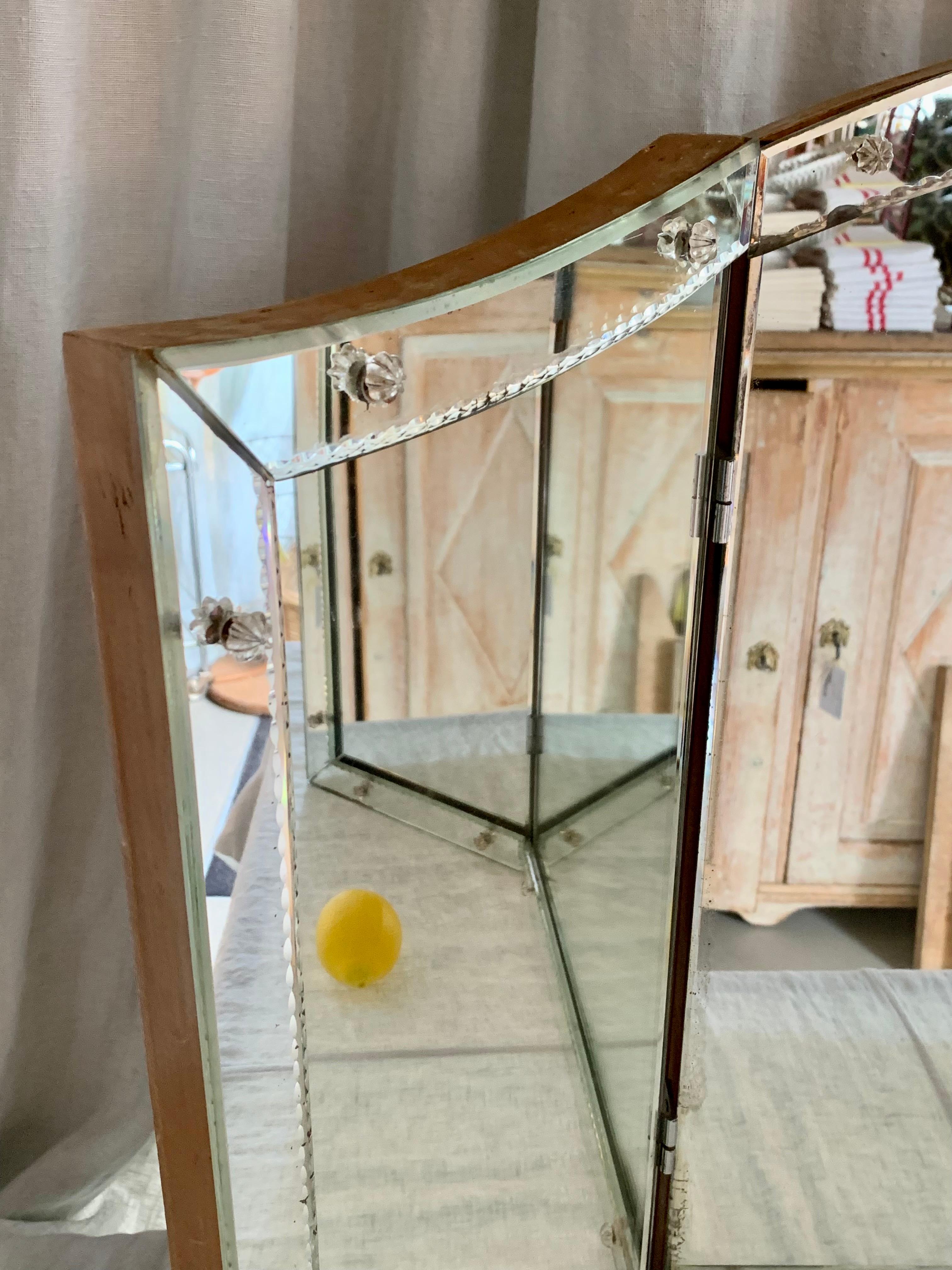 Dreifacher venezianischer Vanity-Spiegel - Triptyque (Graviert) im Angebot