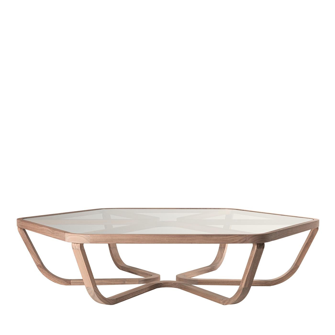 Trifolio ist ein von Storage Milano entworfener Cocktailtisch aus massivem Canaletto-Nussbaumholz mit einer Platte aus 8 mm dickem, extraklarem, gehärtetem Glas. Der Rahmen ist in matt natur mit 2% Glanz ausgeführt. Elegantes und modernes Design,