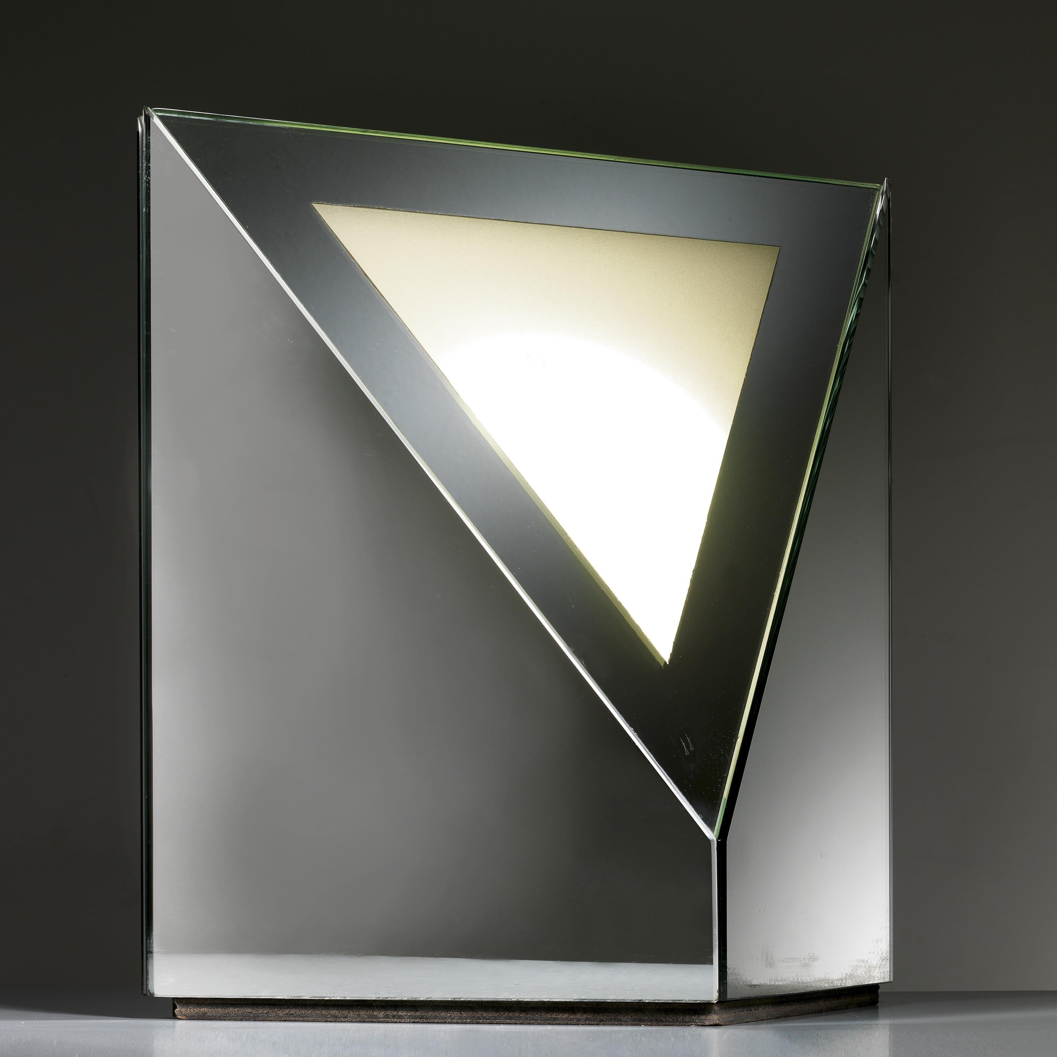 Nanda Vigo
(Milan, 1936 - 2020)
TRIGGER OF THE SPACE MODEL TABLE LAMP
in aluminum and mirrored glass
Italian production, 1981
cm H48xL48xD22
The work is accompanied by authentication from the Nanda Vigo Archive
 
ALUMINUM AND MIRRORED GLASS TABLE